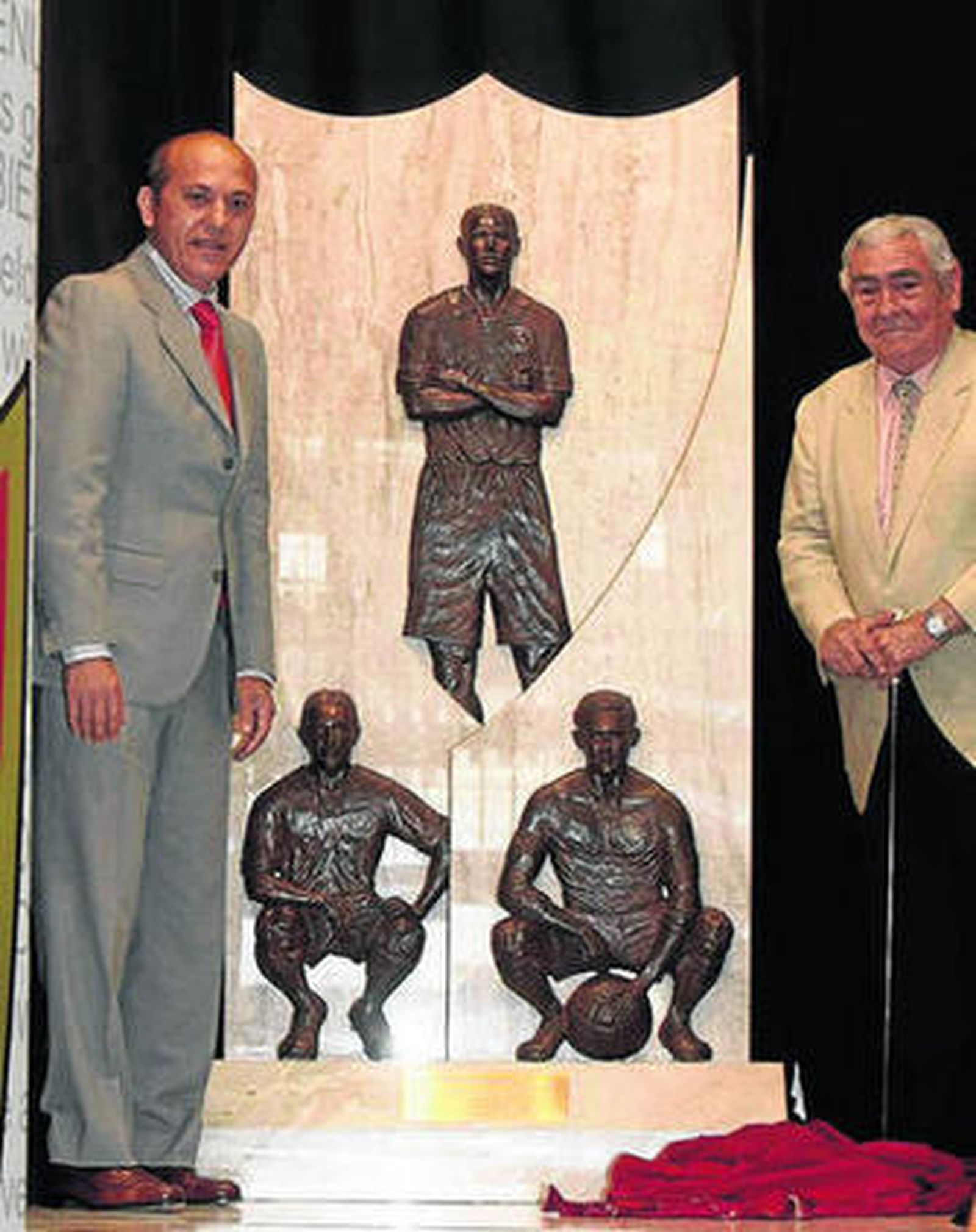 Del Nido y Fernando Alba, ante el tríptico conmemorativo.