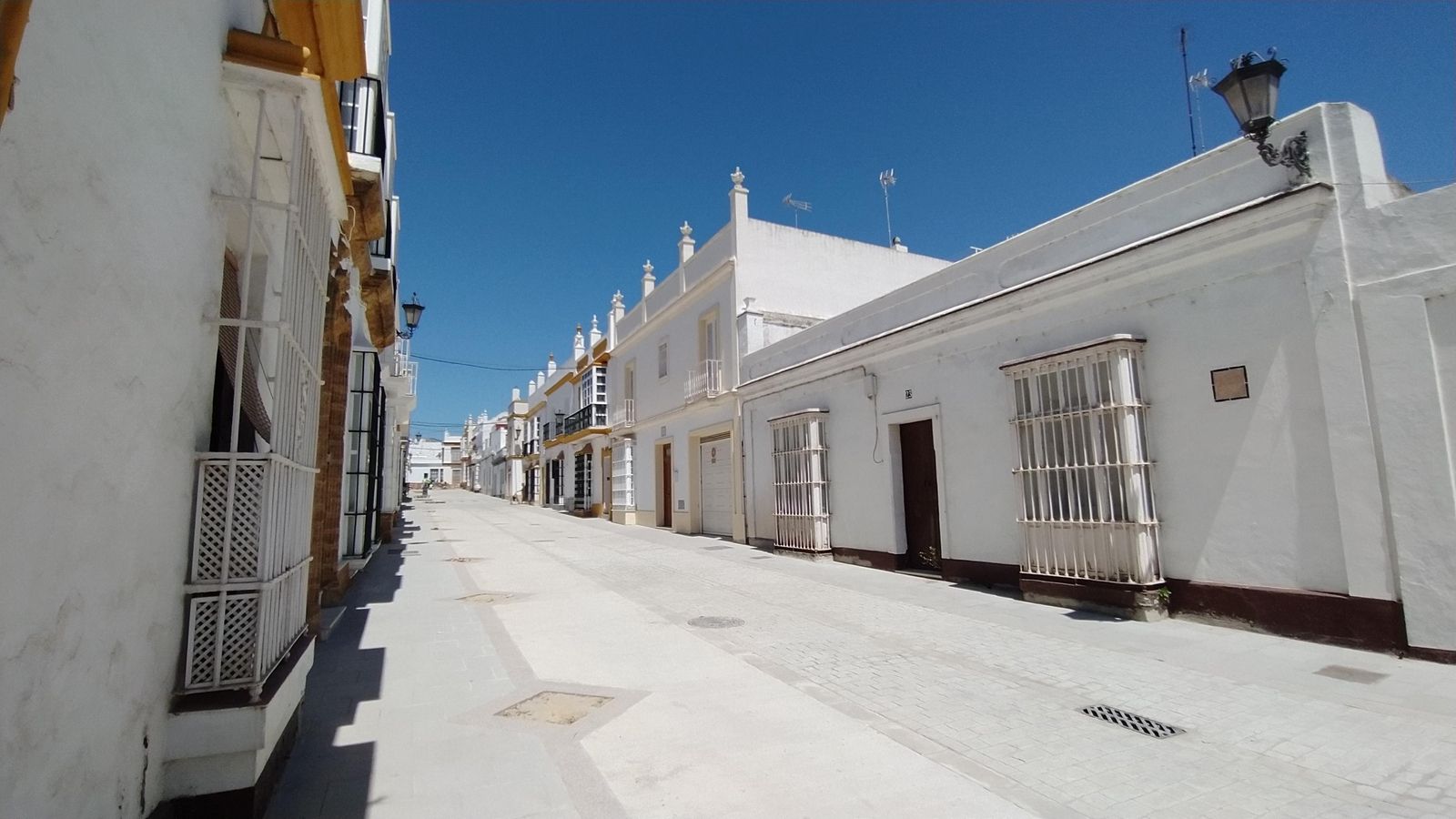 Tramos ya acabados de la calle Mariana de Pineda en San Fernando.