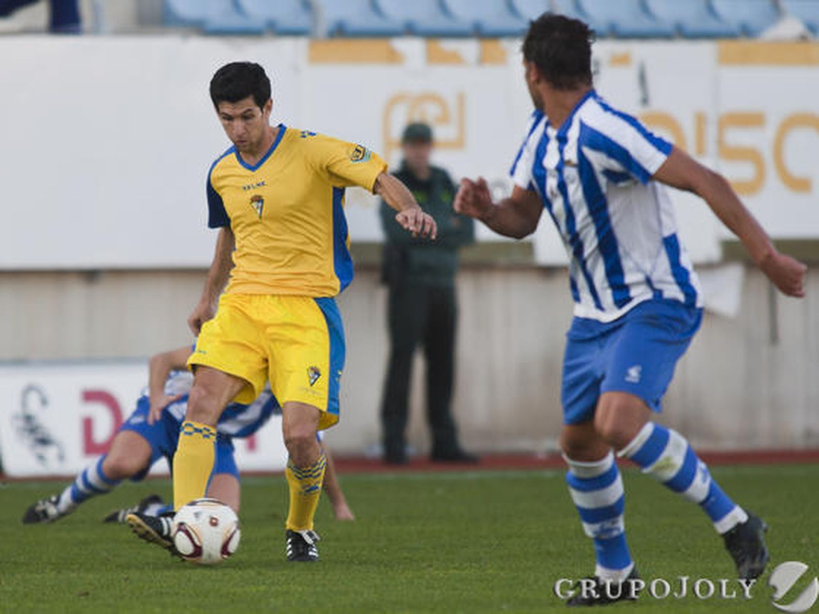 Juanjo realiza un pase. 

Foto: Pascu Mendez (LOF)