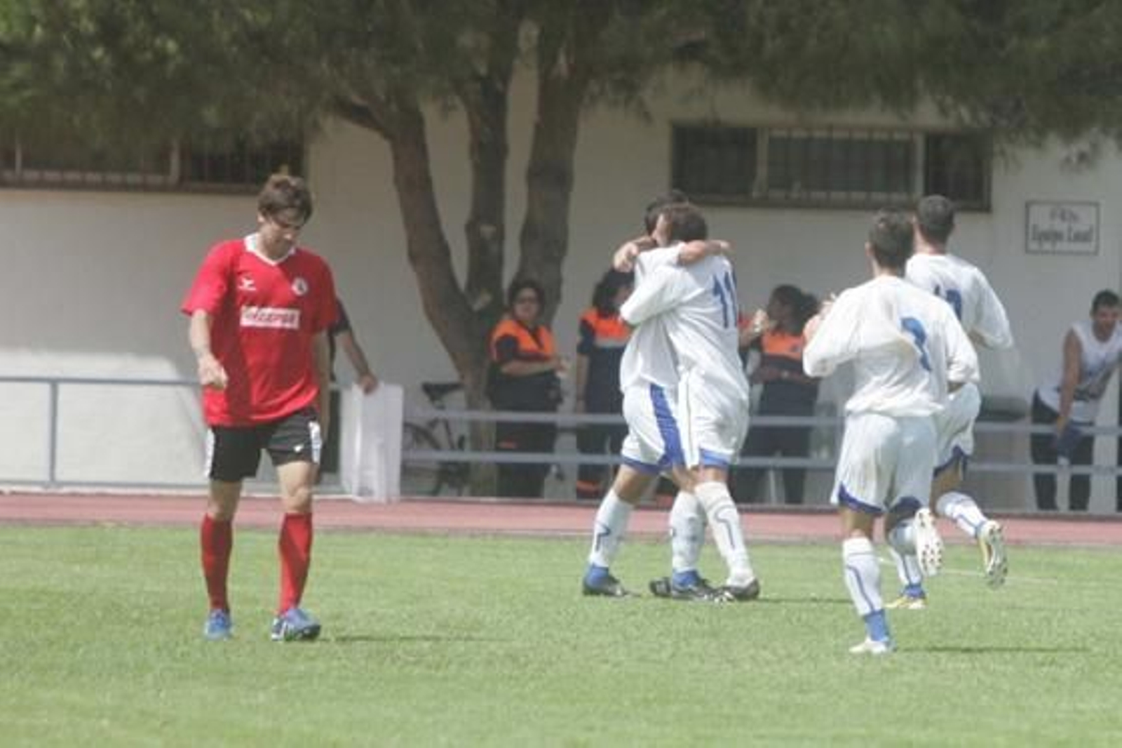 El San Roque desperdicia dos goles de ventaja ante el Pozoblanco y sufre, en su estreno como local, su primera bofetada de la temporada./Fotos: Quiñones

Foto: J.M.Q.