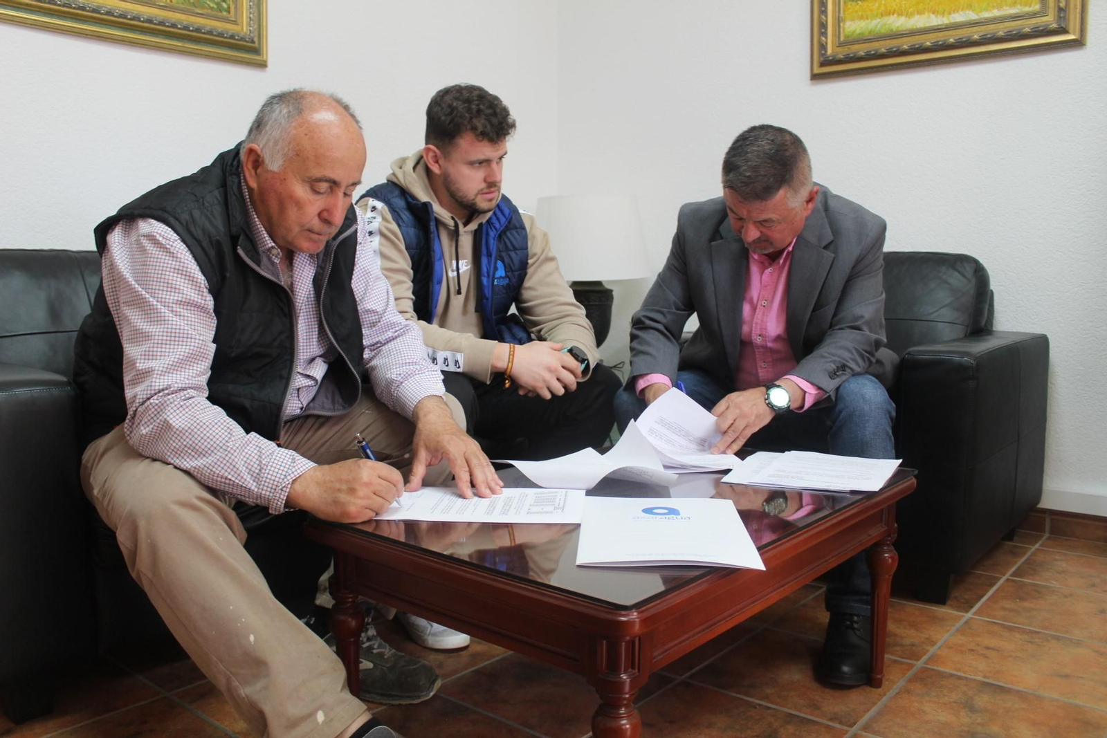 Axaragua y la Junta de Regantes firmando el plan de pagos de las aguas regeneradas