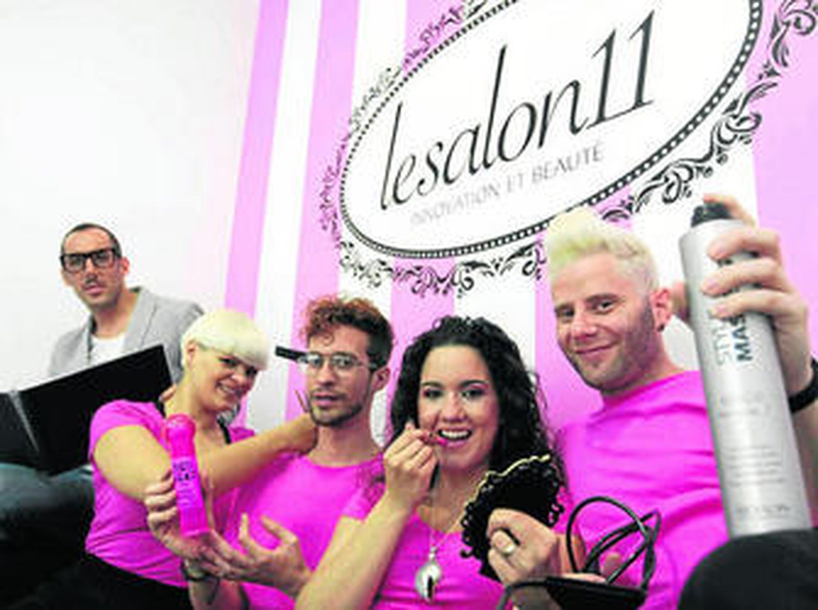 Los trabajadores de LeSalon11, en la Avenida de la Constitución número 11.