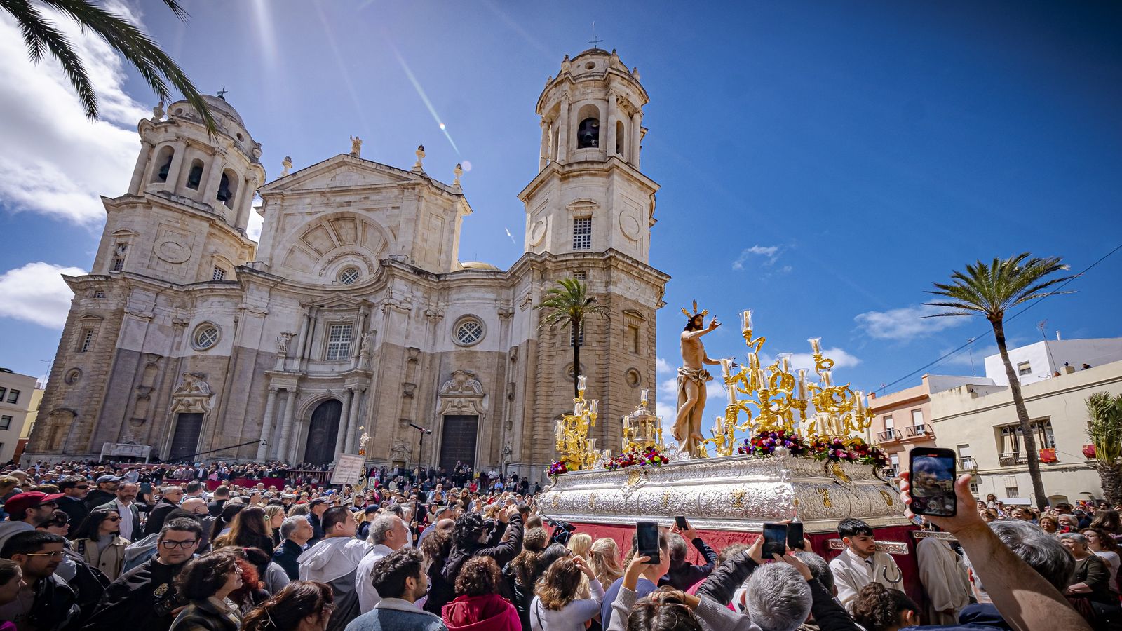 El Señor Resucitado, a su salida de la Catedral, con una plaza repleta de gente.