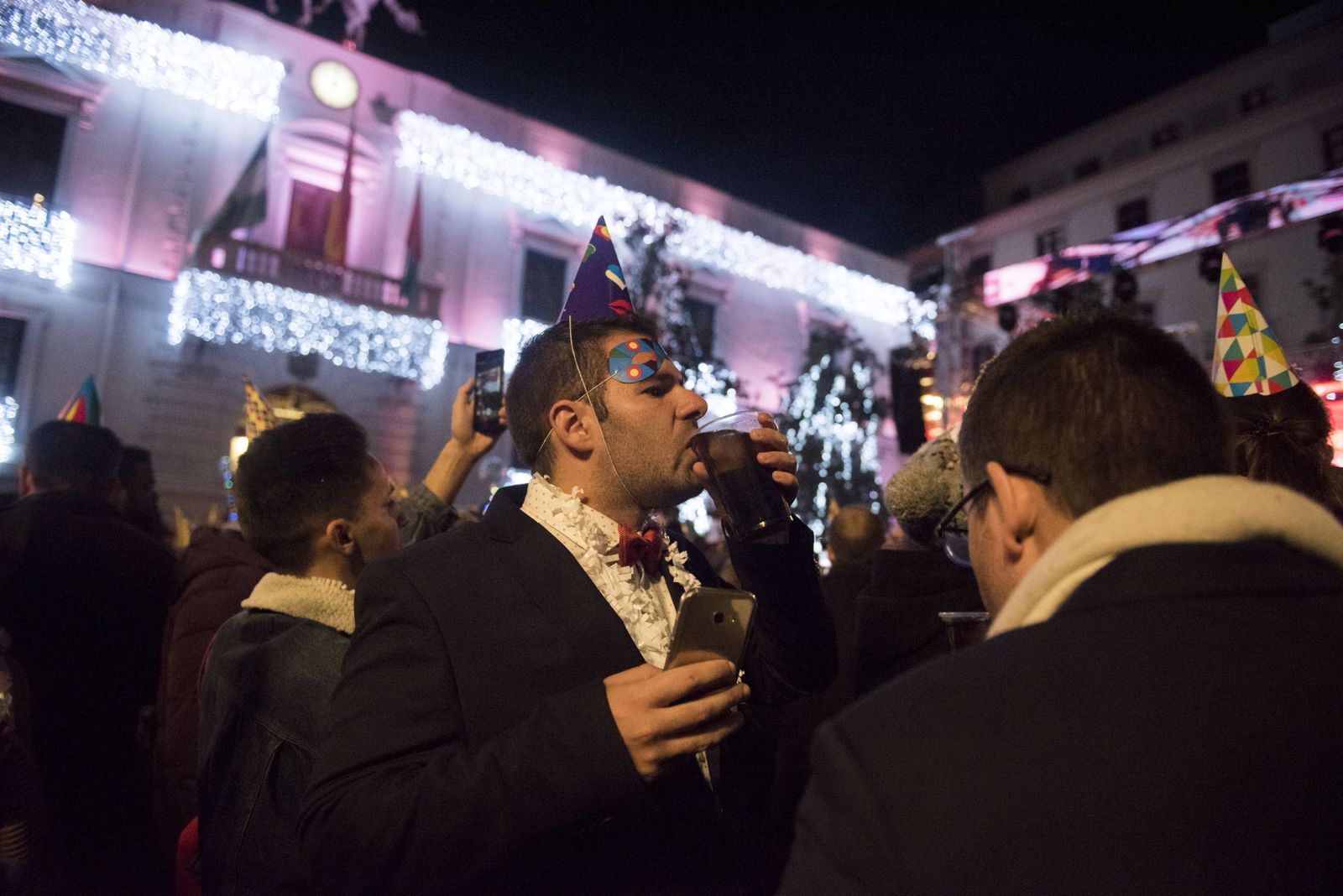 En la Plaza del Carmen y calles cercanas se pudo ver a jóvenes consumiendo alcohol.