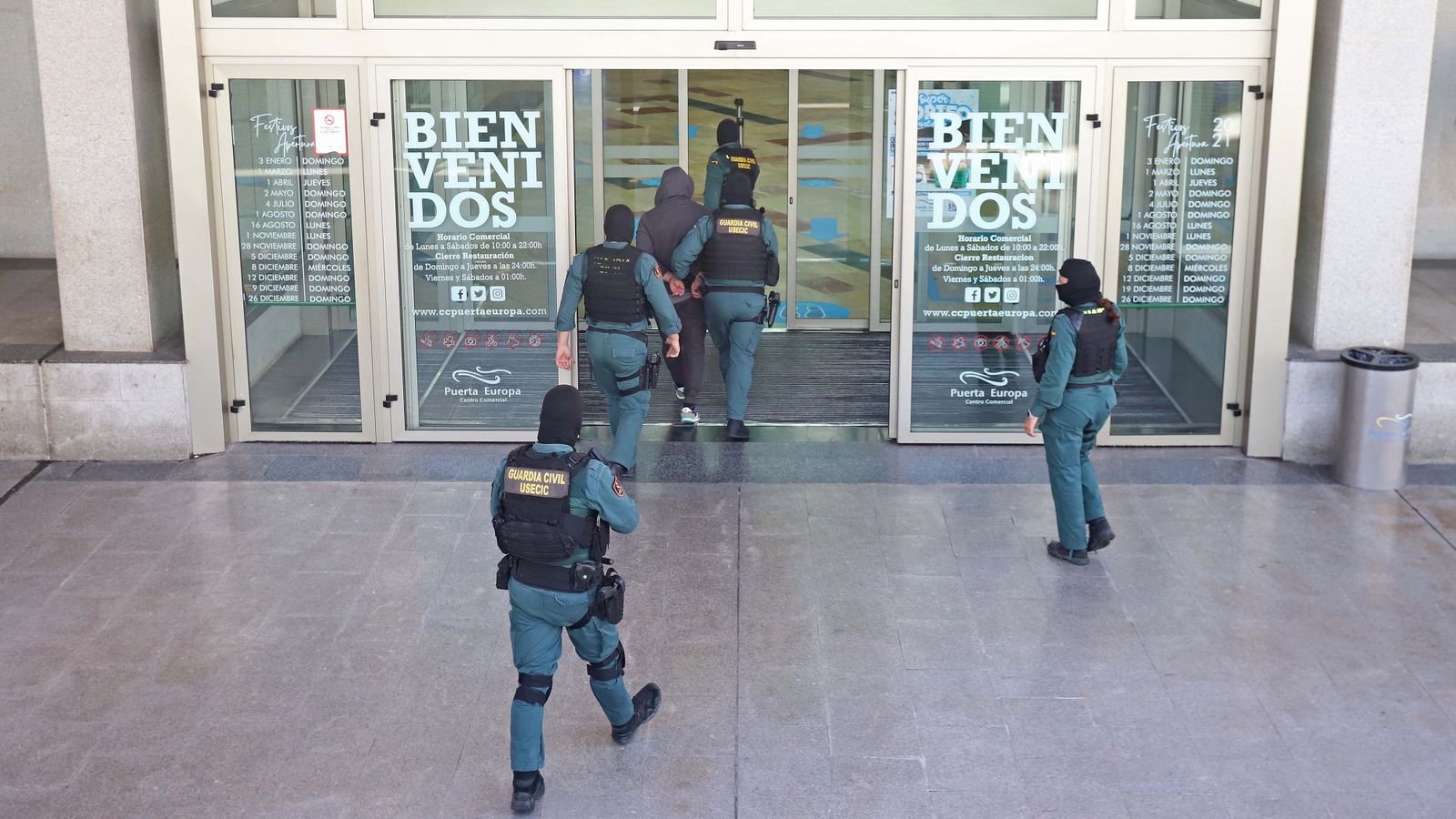 Registro de la Guardia Civil en el centro comercial Puerta Europa en Algeciras
