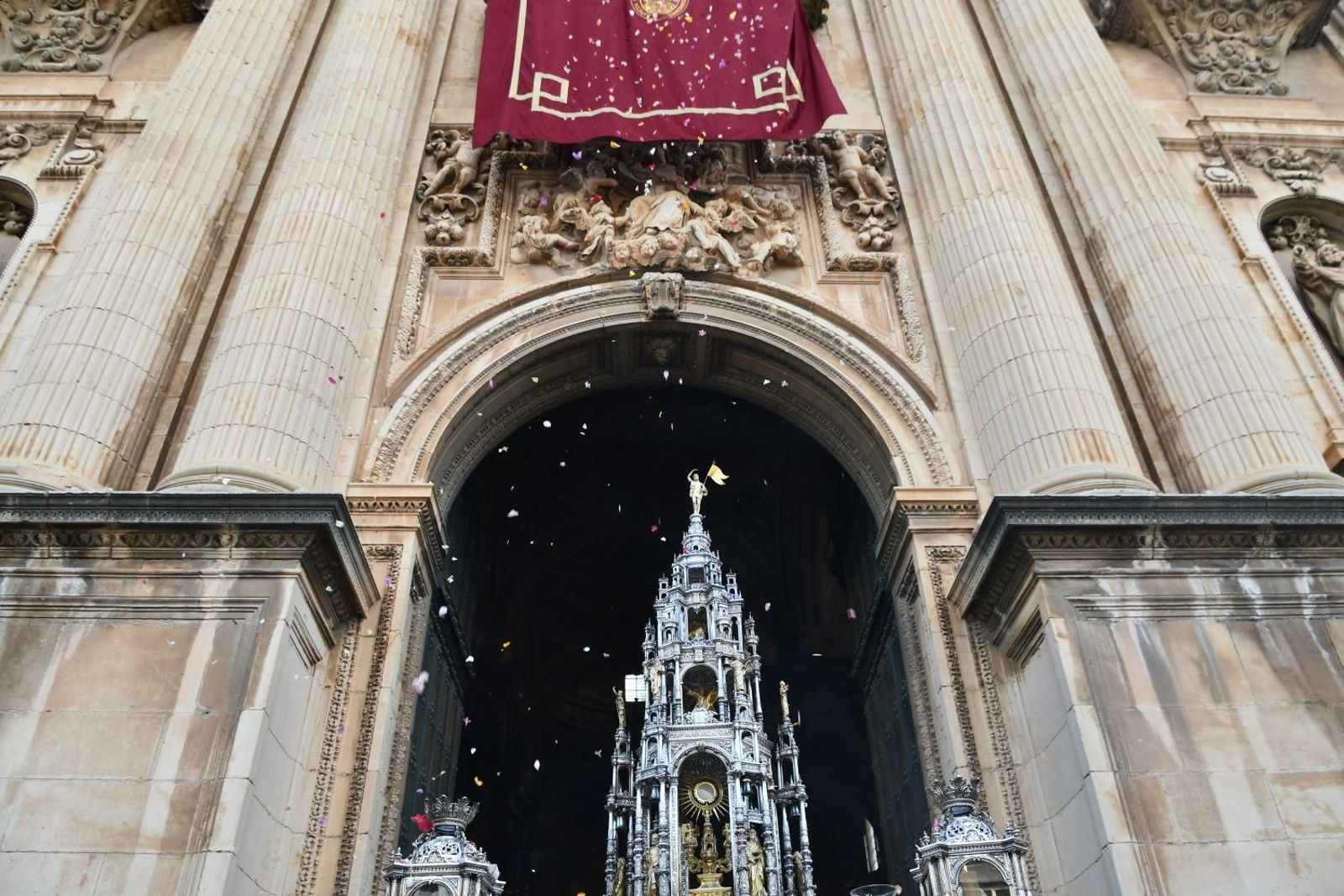 El Santísimo Sacramento llena de esperanza el corazón de los fieles jiennenses, en imágenes