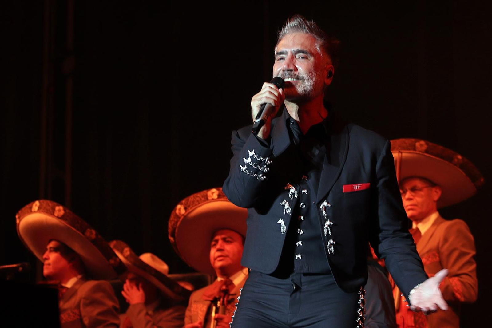 Alejandro Fernández durante su concierto en Almería.
