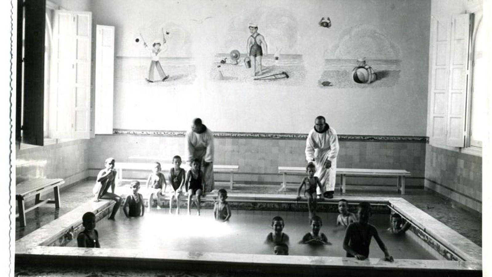 Niños atendidos por los sanitarios en el interior del edificio.