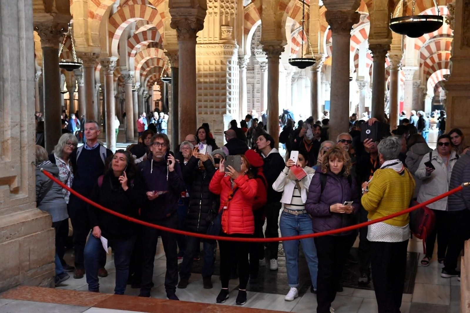 El besapiés del Señor del Calvario en la Mezquita-Catedral de Córdoba, en imágenes