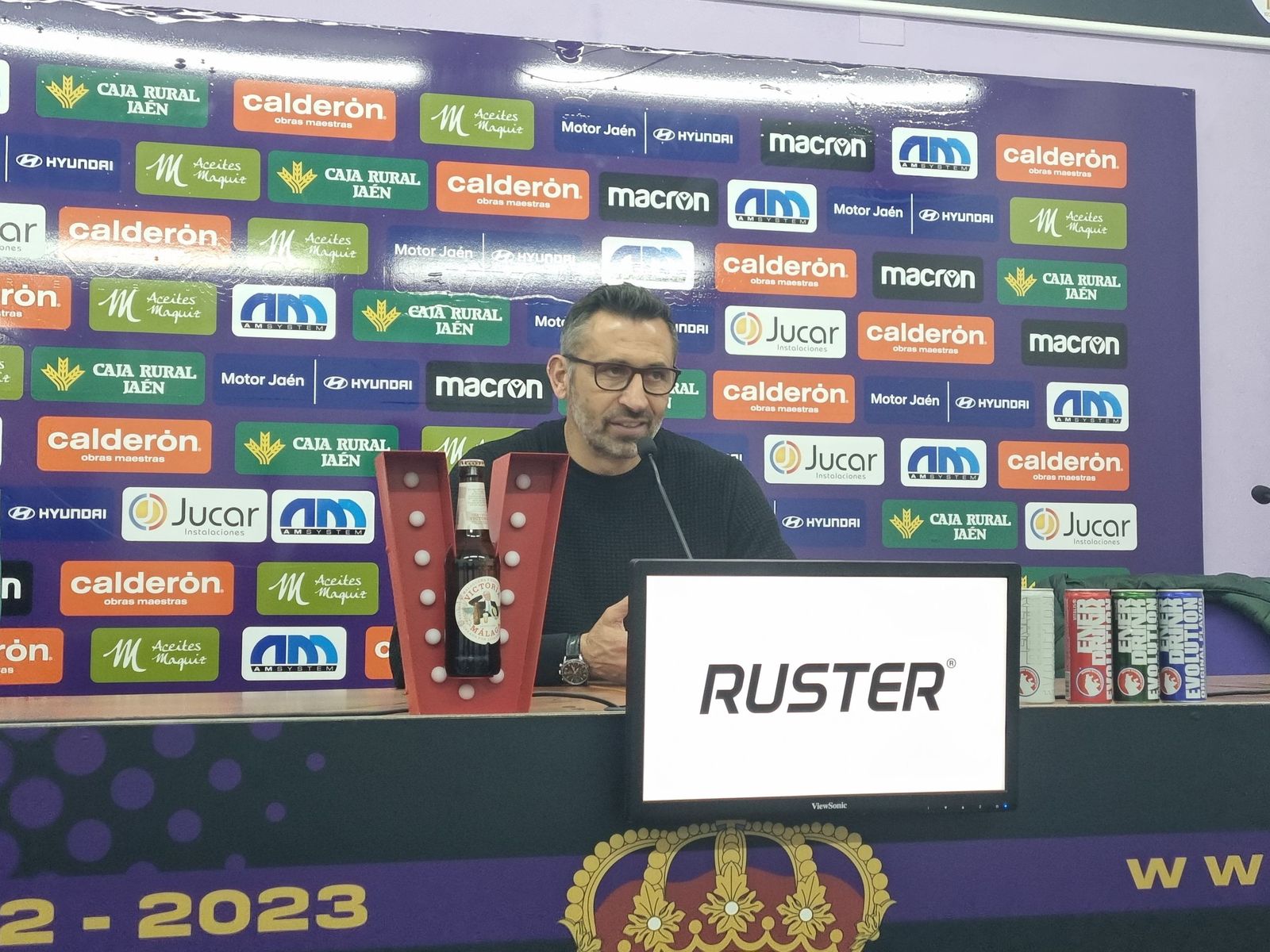 Manolo Herrero atiende a los medios de comunicación tras la victoria sobre el Águilas FC.