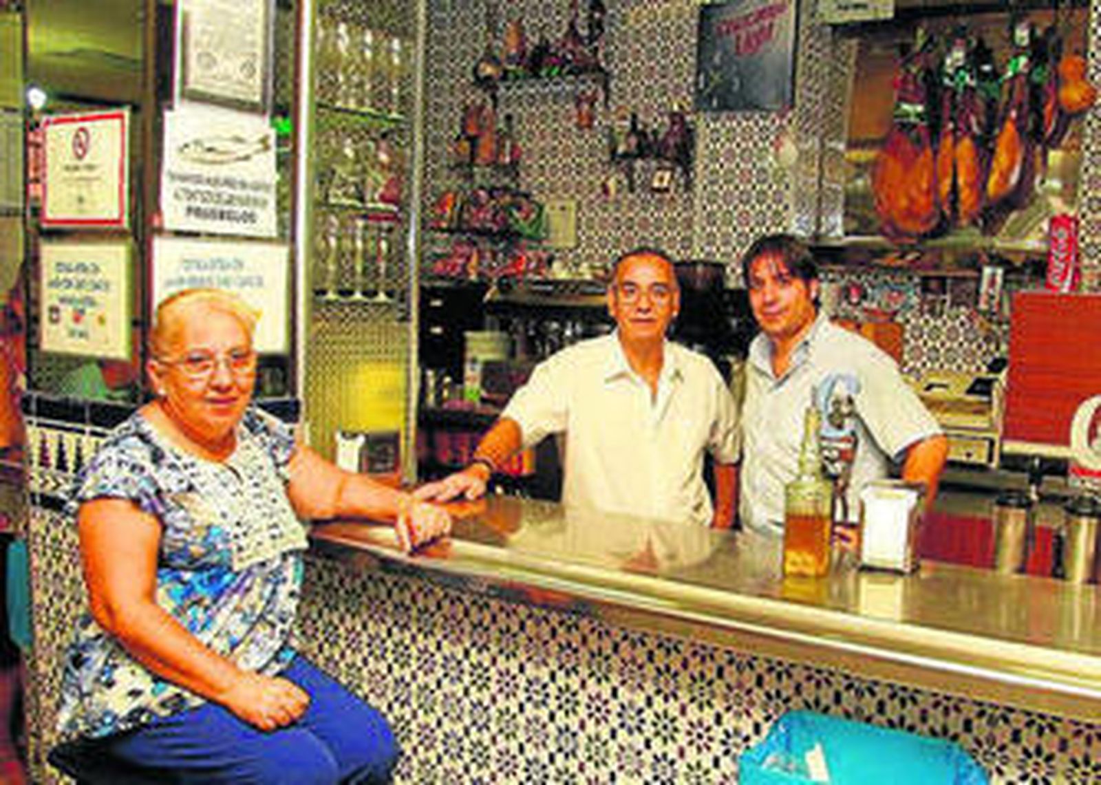 Eduardo Martínez y su familia abrieron el bar hace 17 años.