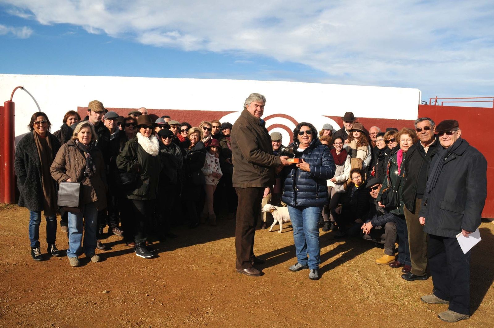 Momento de la entrega del premio al ganadero.