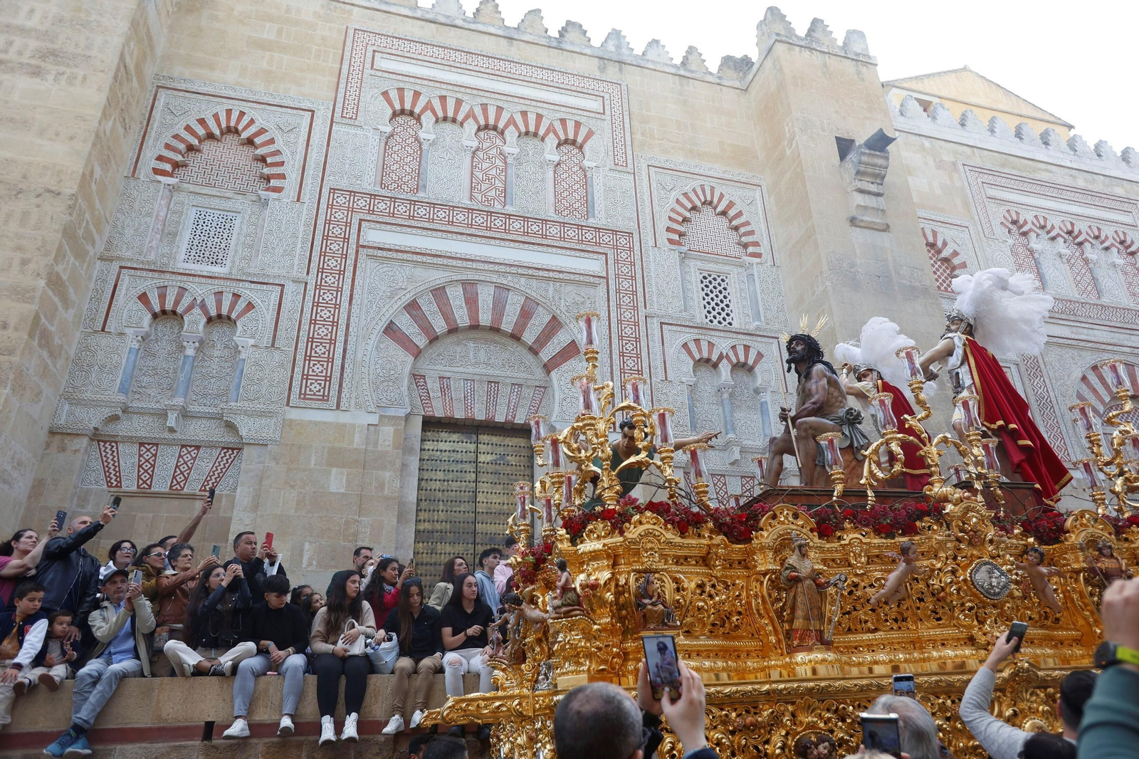 El traslado de la Merced en este Sábado Santo de Córdoba, en imágenes