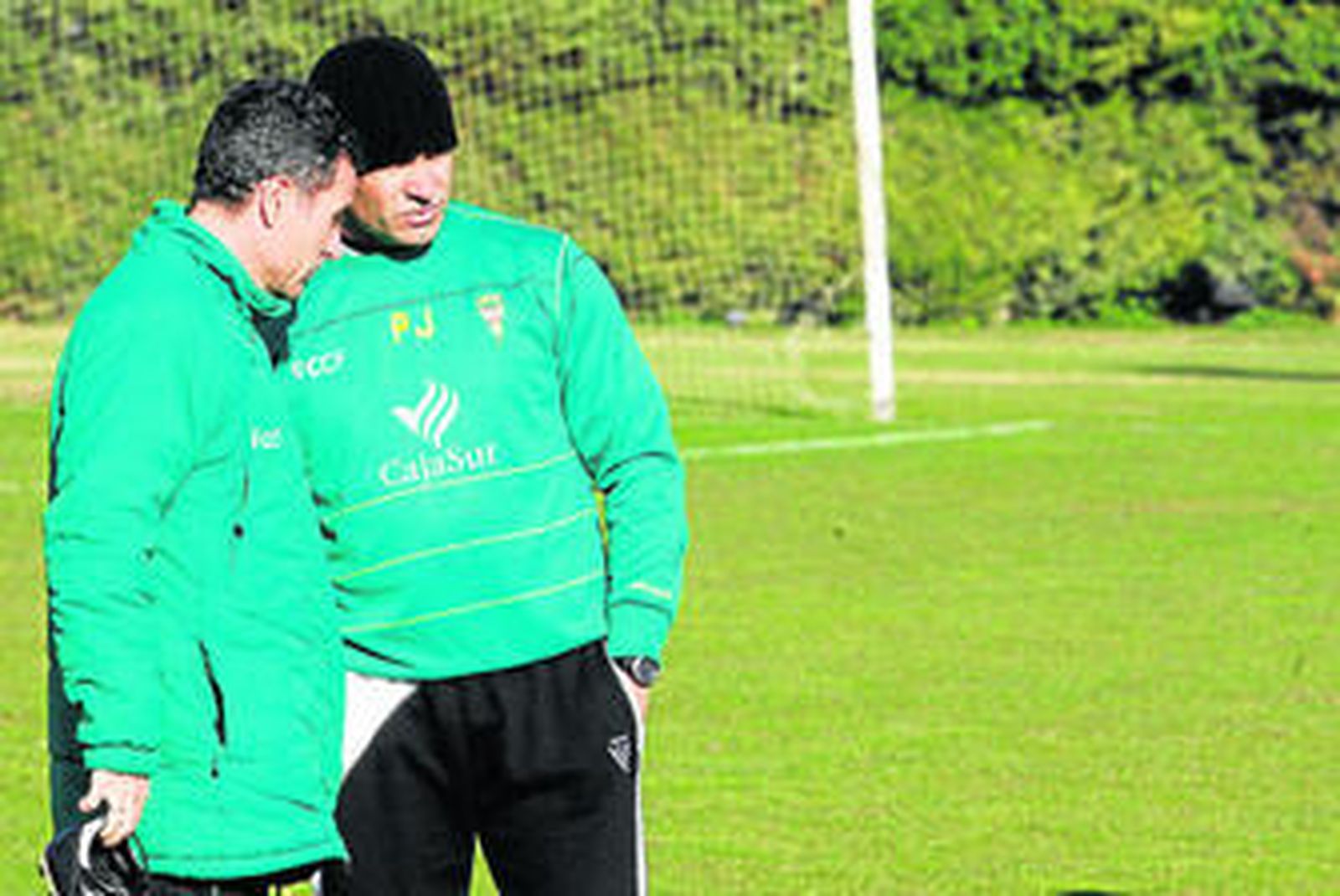 Paco Jémez charla con su segundo, Rafa Reyes, al comienzo de una sesión en la Ciudad Deportiva.