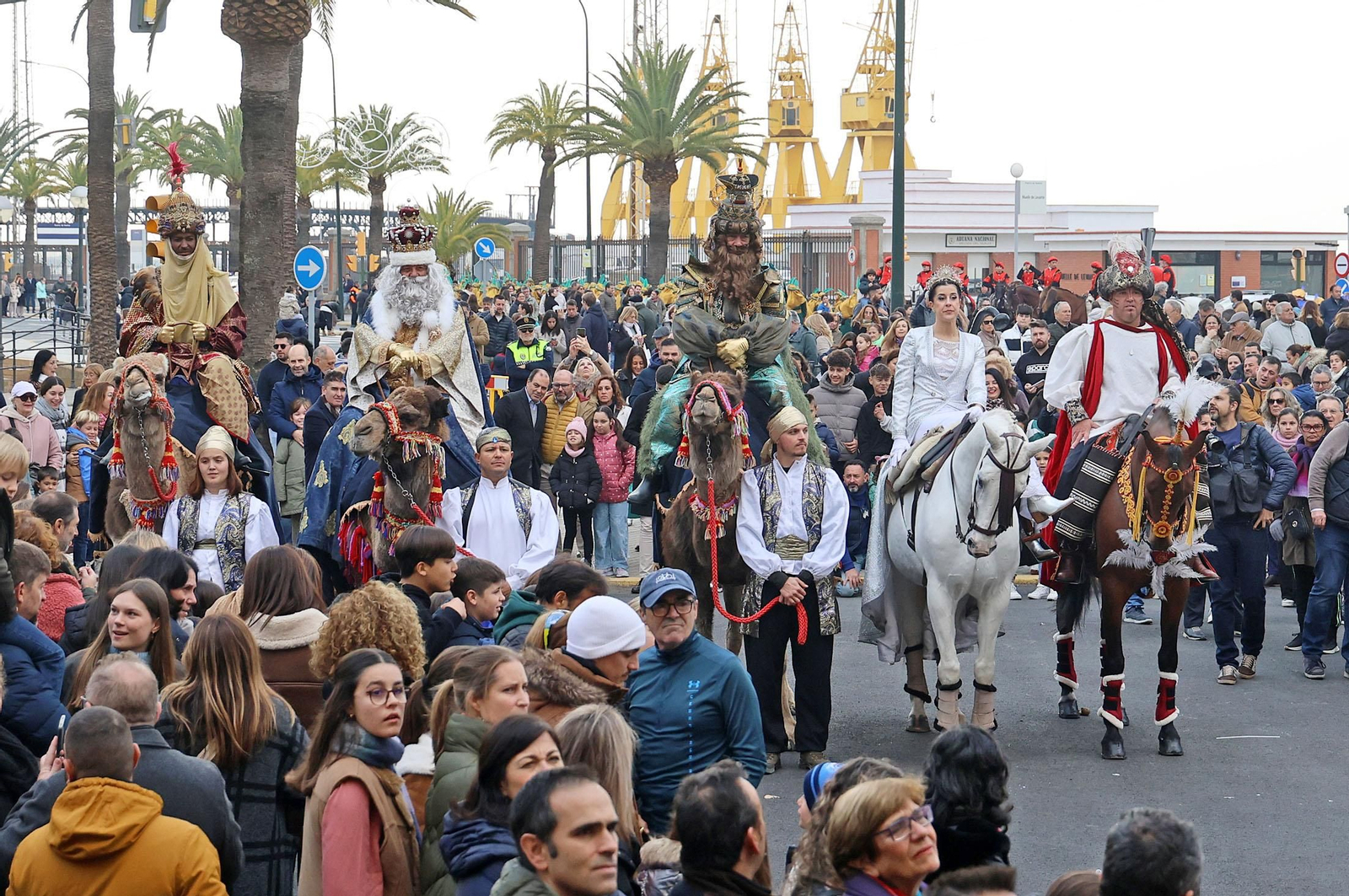 Imágenes del recorrido en camello de los Reyes Magos acompañados de la Estrella de la Ilusión y del Heraldo Real