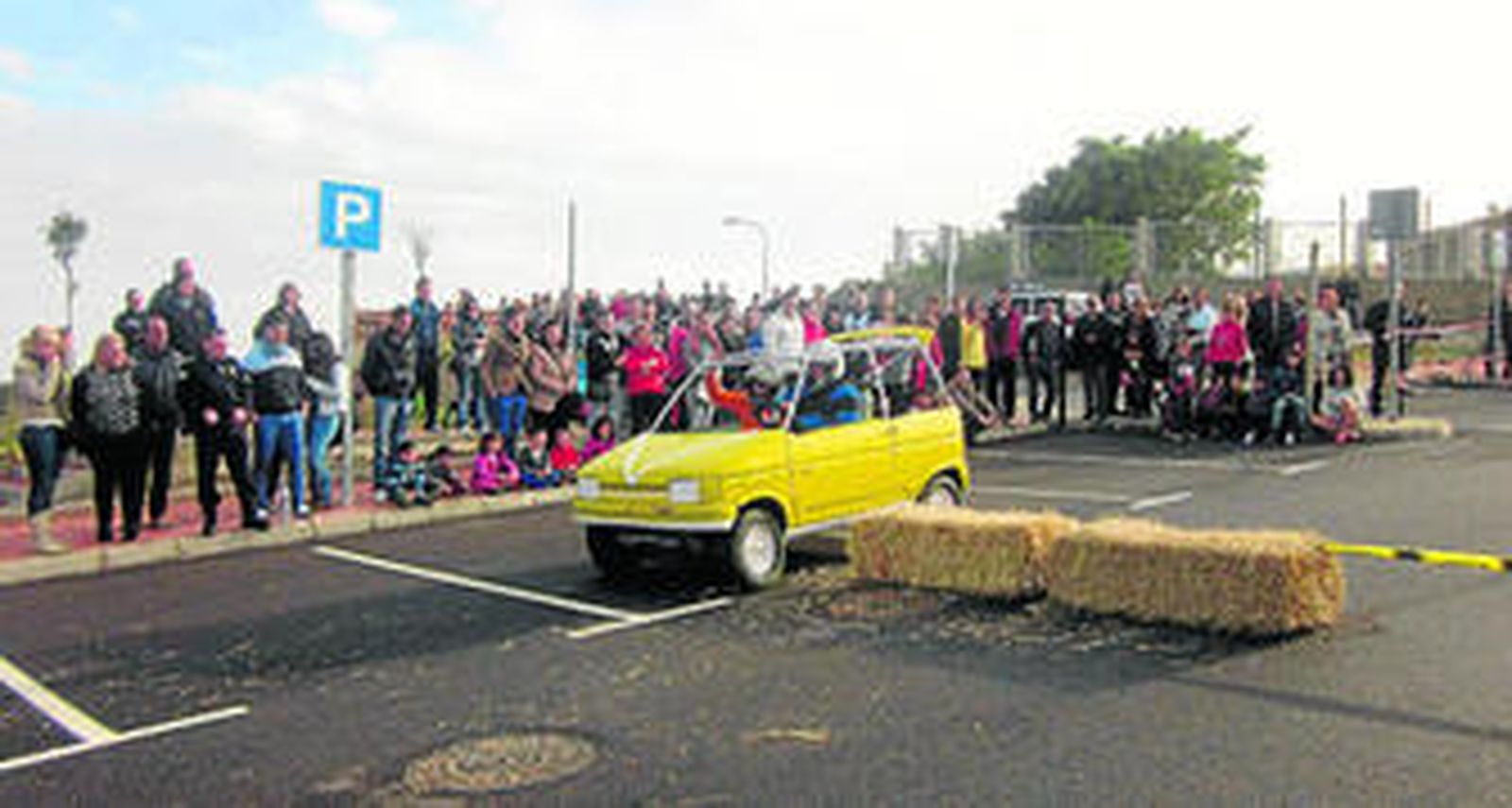 Uno de los participantes supera el primero de trs chicanes instalados en el recorrido.