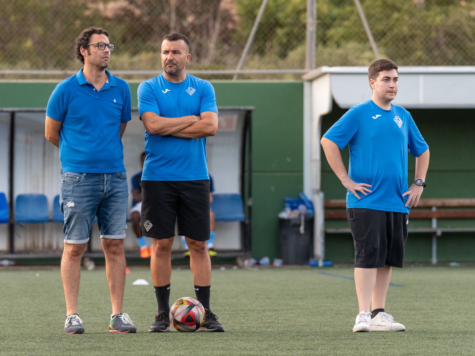 Carlos Hinojo, de brazos cruzados, antes de un amistoso de pretemporada