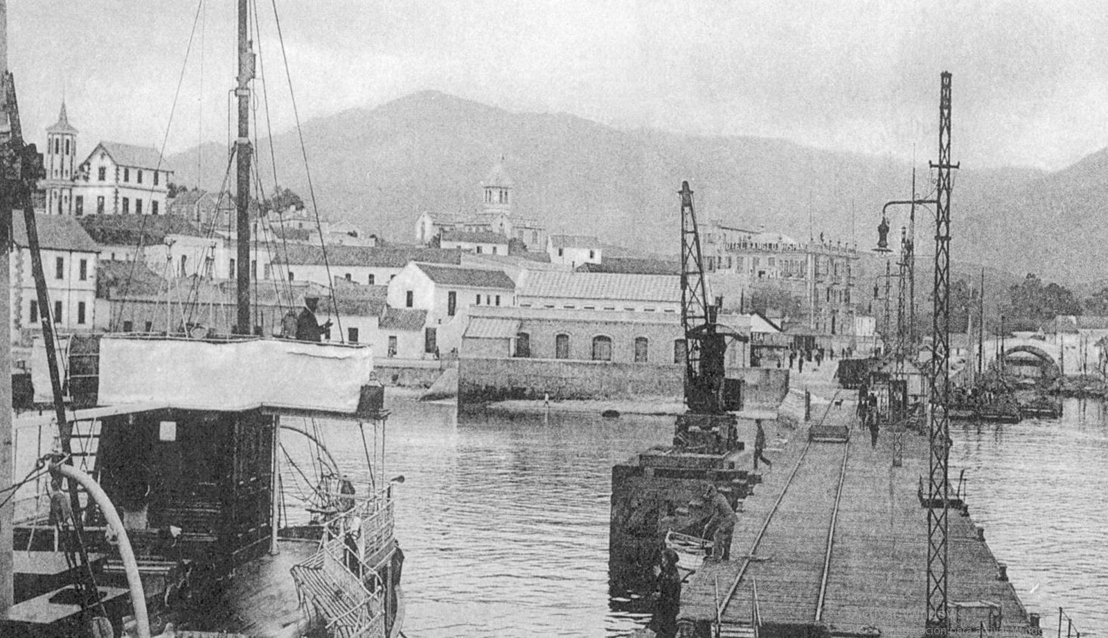 Villa San José y Villa Rugeronni desde el muelle de madera.