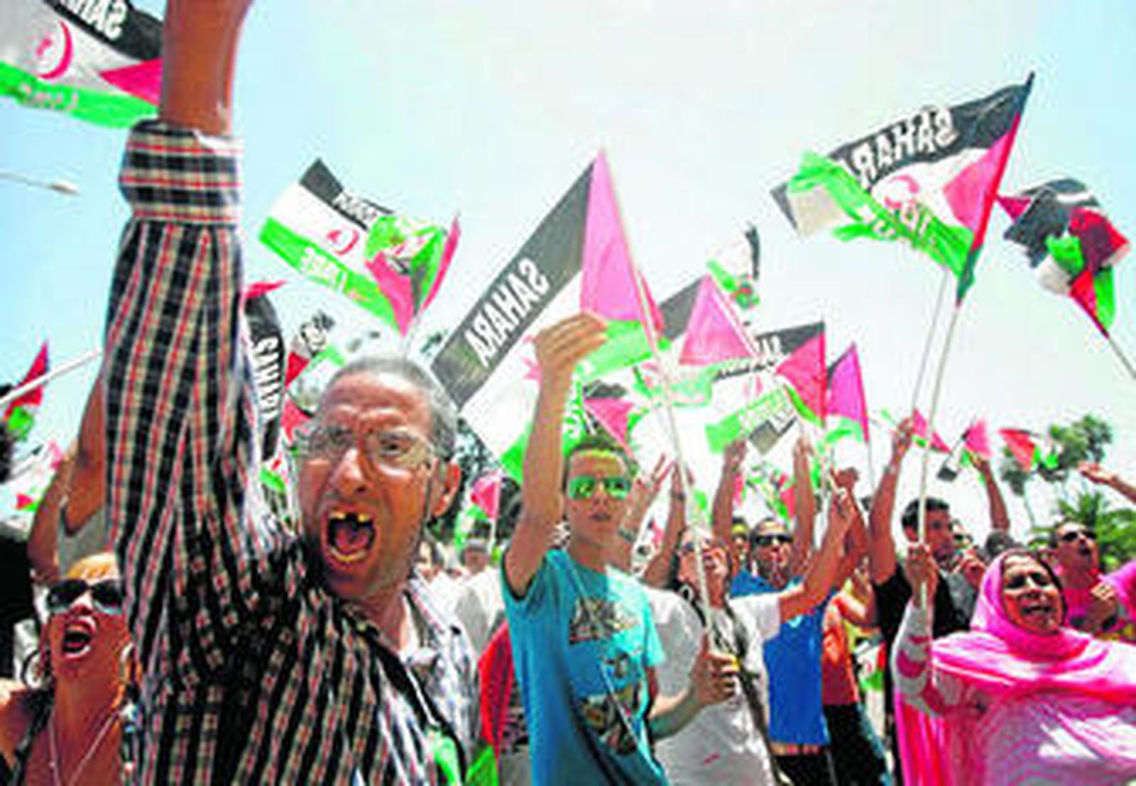 Los manifestantes con banderas responden a quienes gritan Sahara marroquí, ayer.