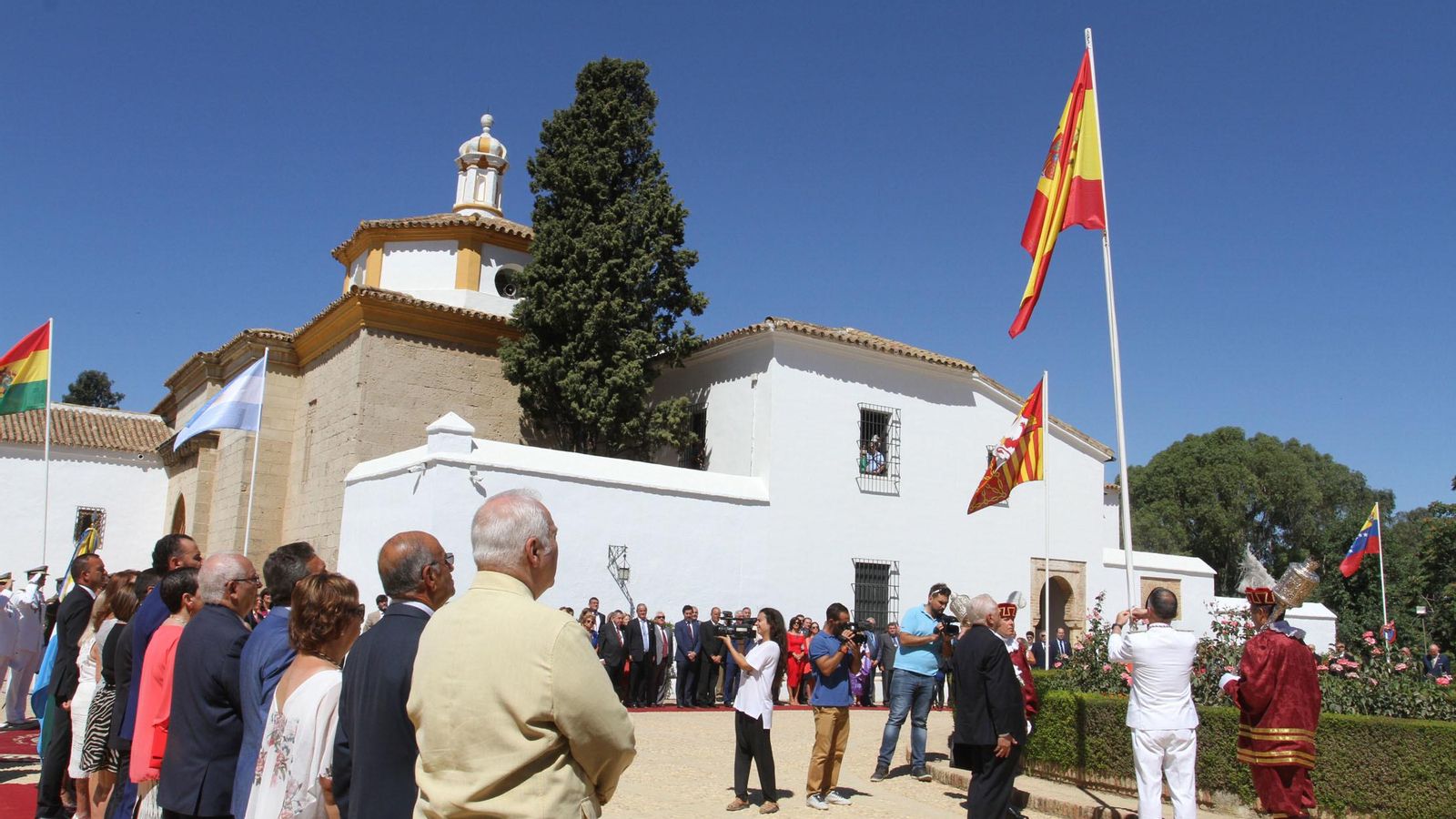 Izada de la bandera frente al Monasterio en 2017.
