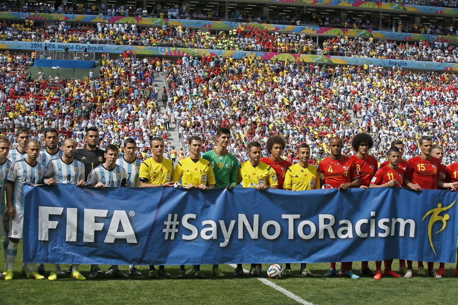 Cartel contra el racismo en un partido internacional.