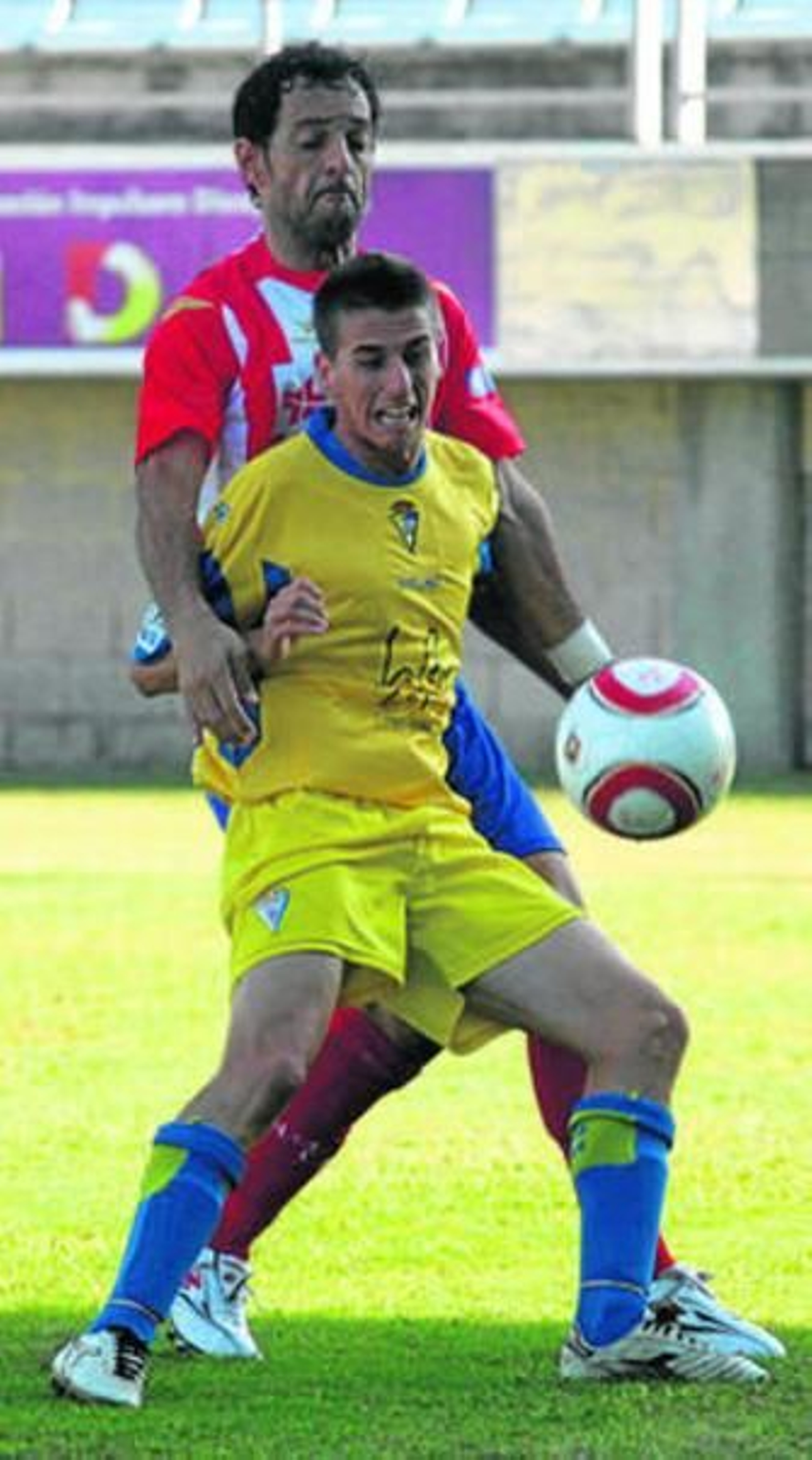 Fran protege el esférico en presencia de un jugador algecirista.