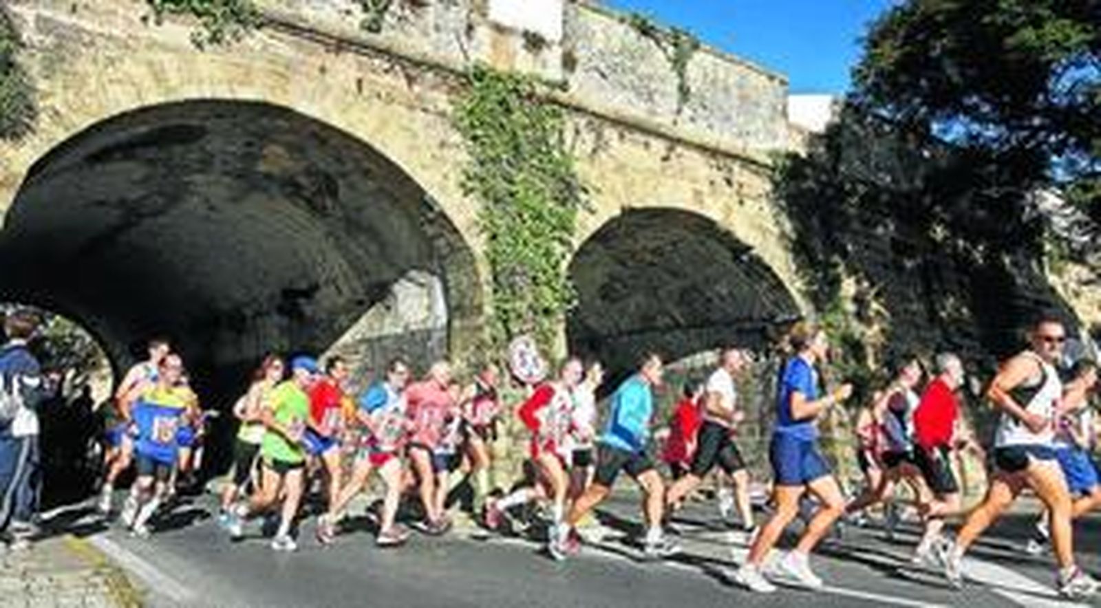 Los corredores cruzan uno de los túneles de las Murallas de San Carlos en dirección a la Punta de San Felipe.