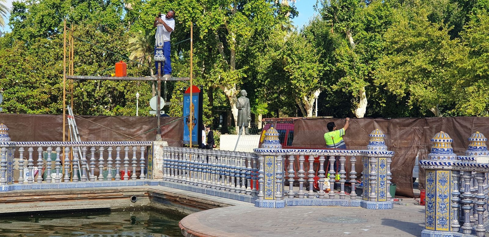 Los obreros durante la reparación de la balaustrada en la Plaza de España.