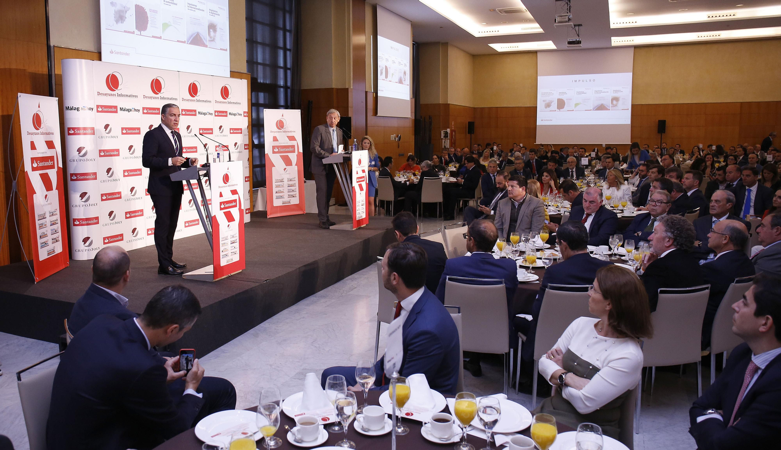 Las imágenes del foro joly con Elías Bendodo