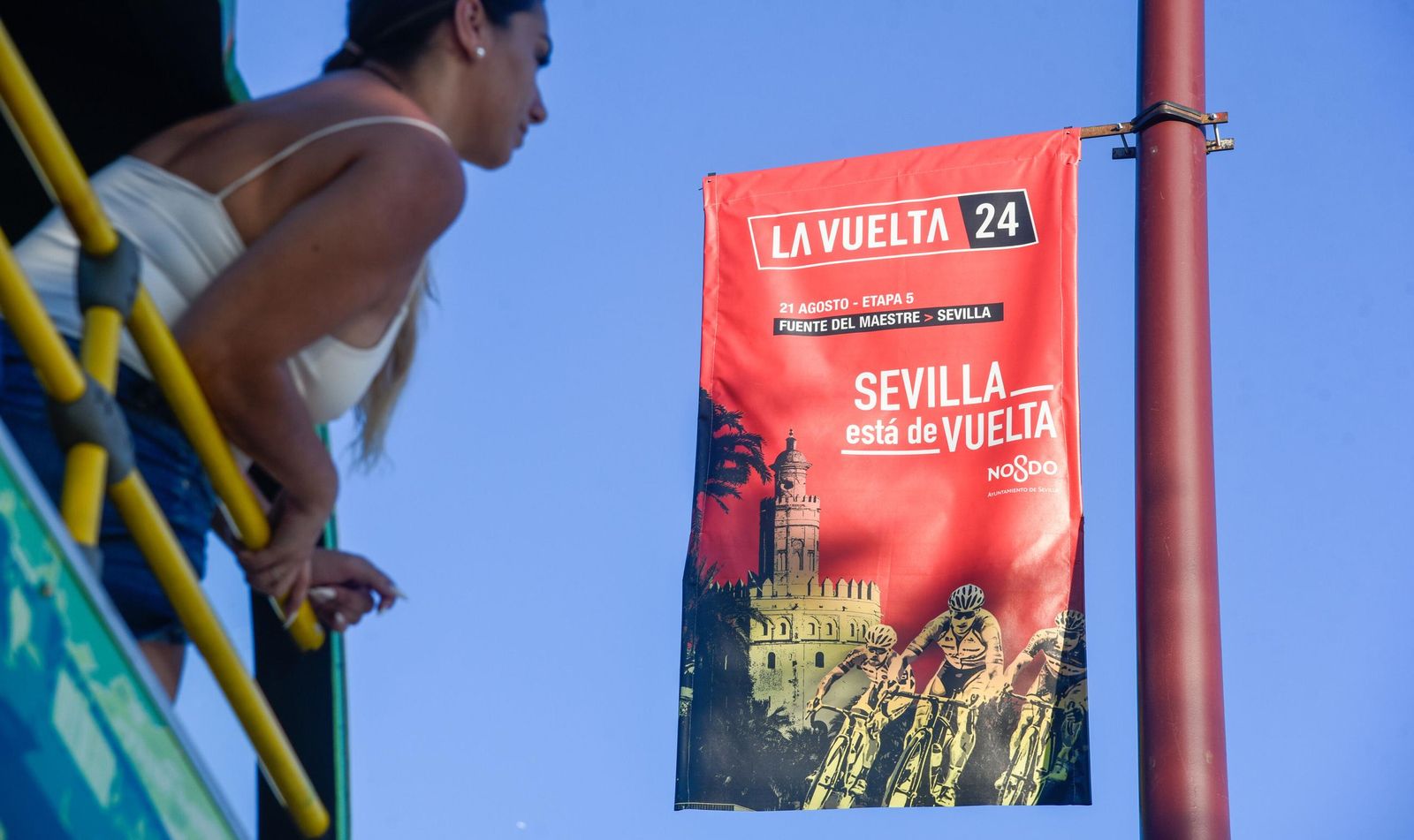 Banderola de la Vuelta Ciclista a España, ayer en Sevilla.