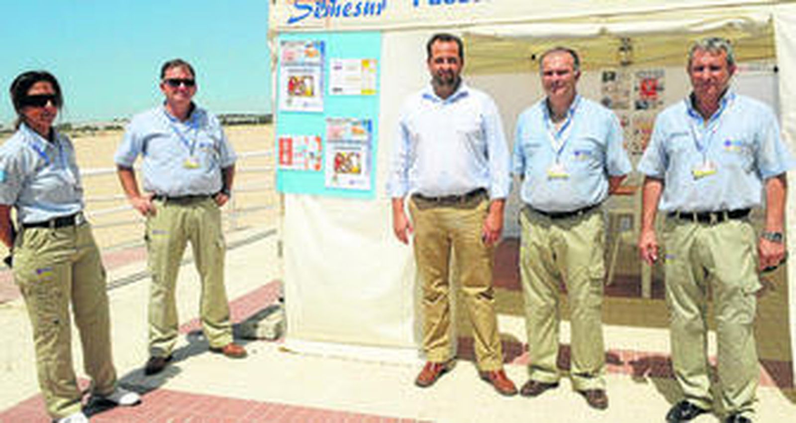 El personal de la empresa adjudicataria del servicio sanitario en las playas, Semesur, estará mañana y pasado en la playa de La Puntilla.