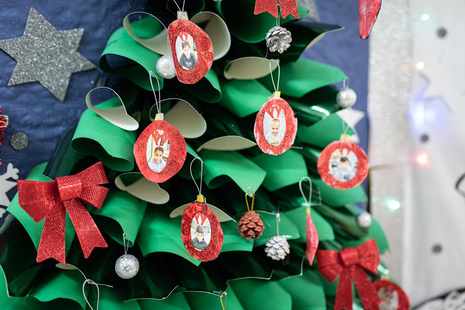 Imágenes de la decoración navideña del Colegio Tartessos