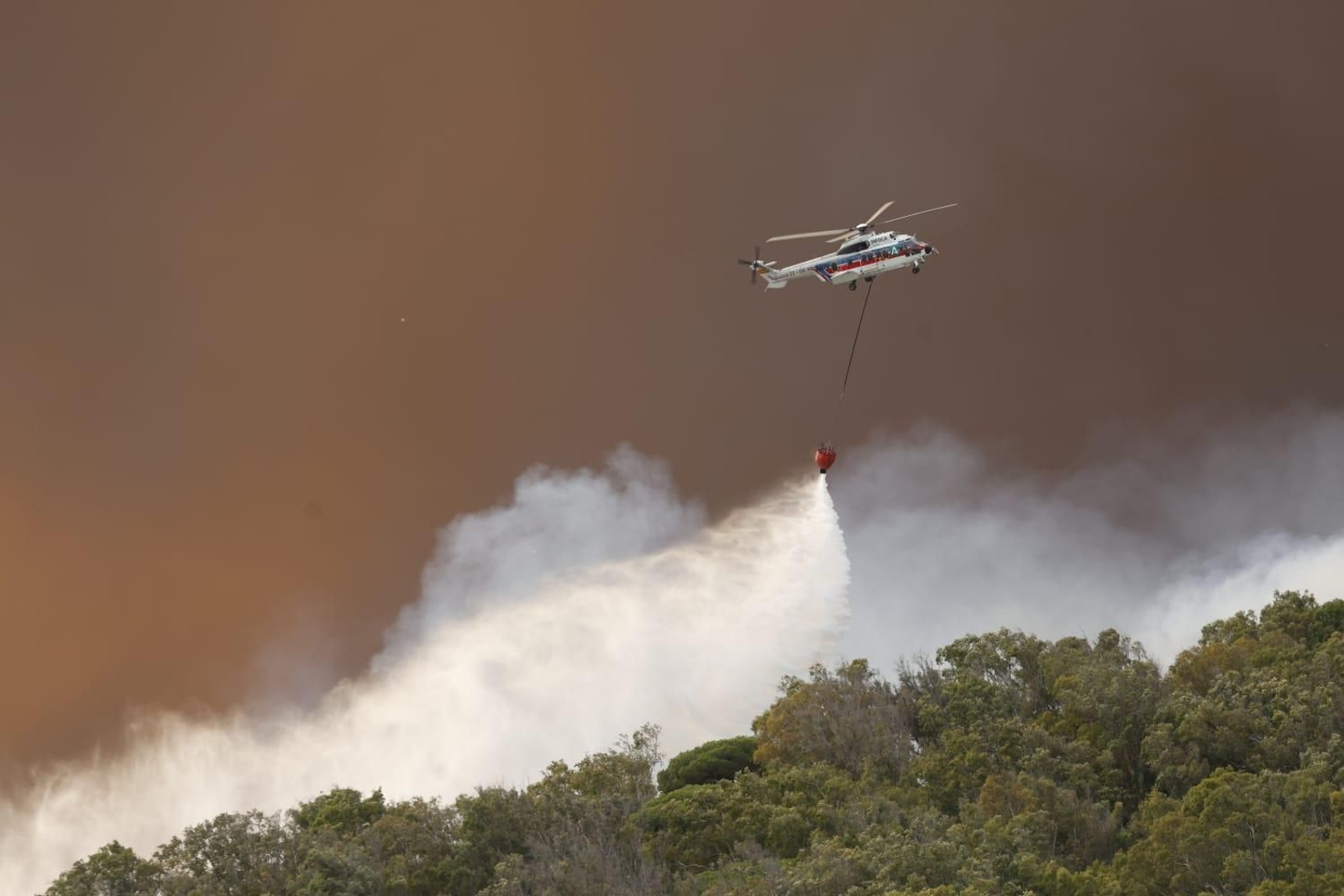 Medio aéreos tratando de sofocar el incendio.
