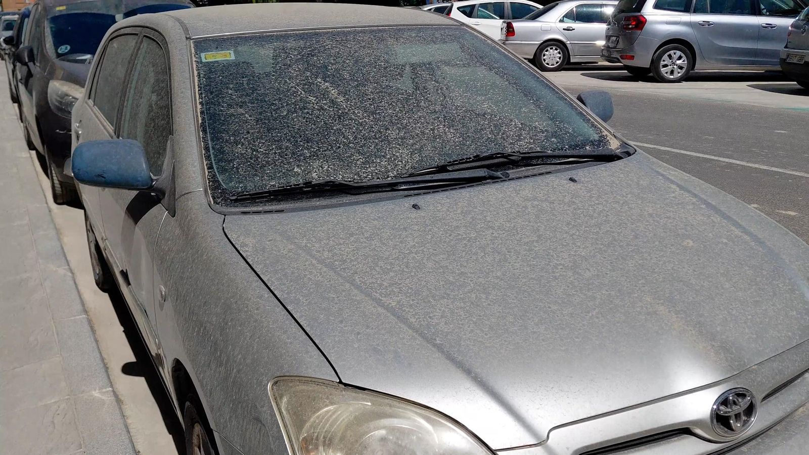 Los coches llenos de polvo son un símbolo de lo que sucede en Juan Sebastian Elcano