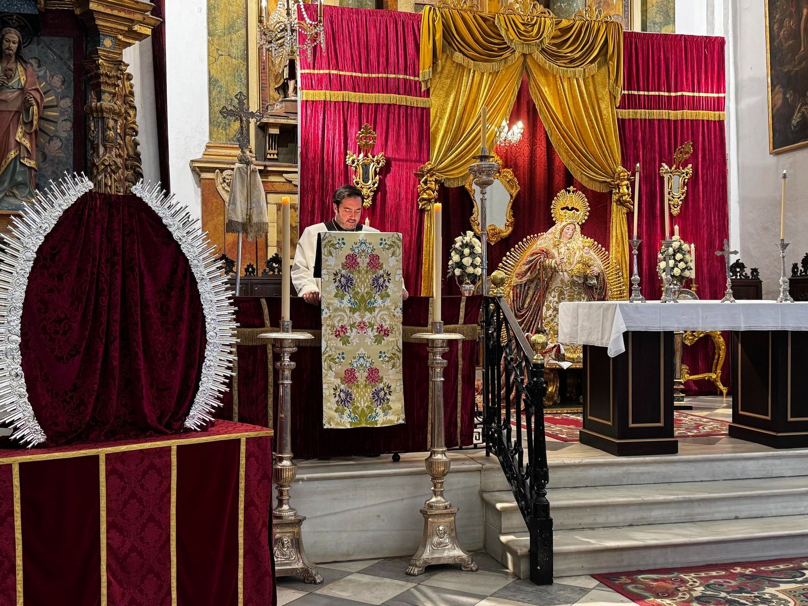 La patrona de San Roque durante el oficio religioso, este domingo.