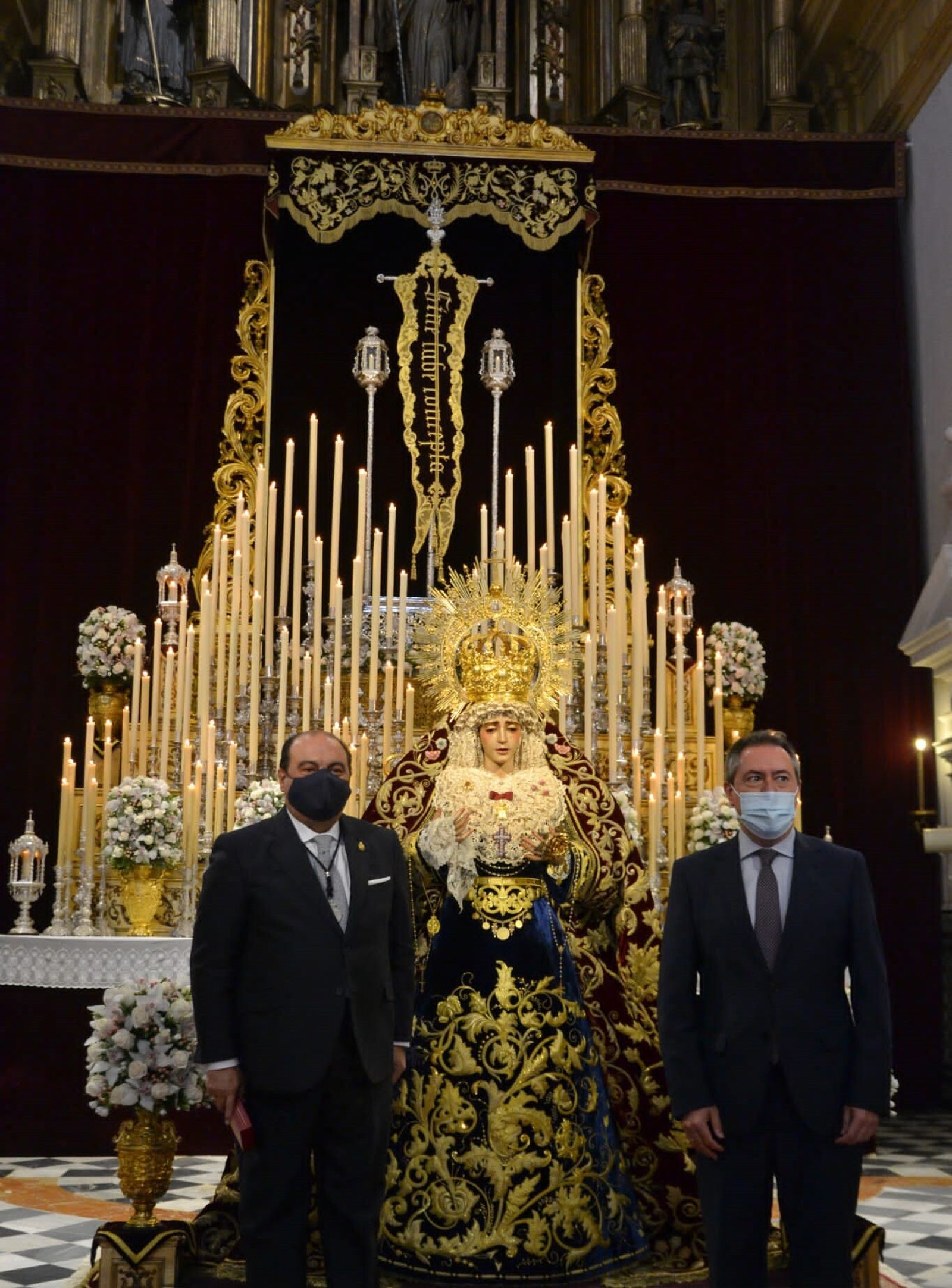 El hermano mayor, Javier Gómez; y el alcalde, Juan Espadas, junto a la Virgen del Refugio.
