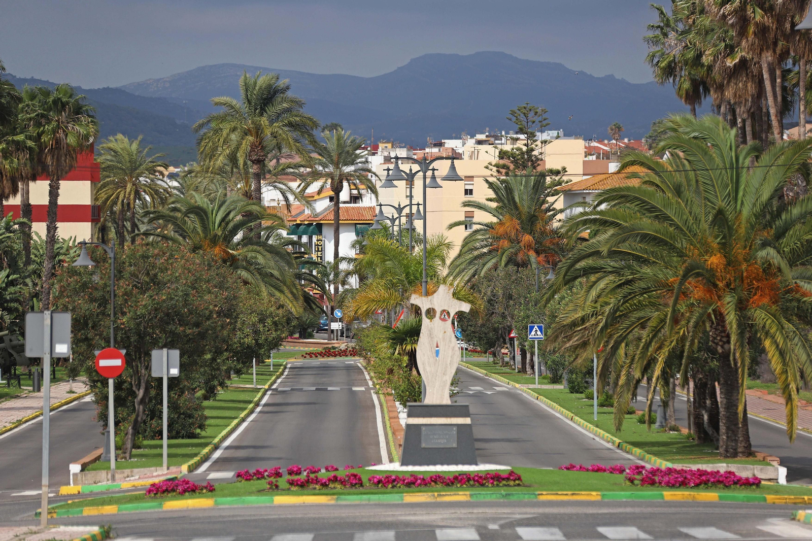 La Villa de Los Barrios, con las calles desiertas por la cuarentena.