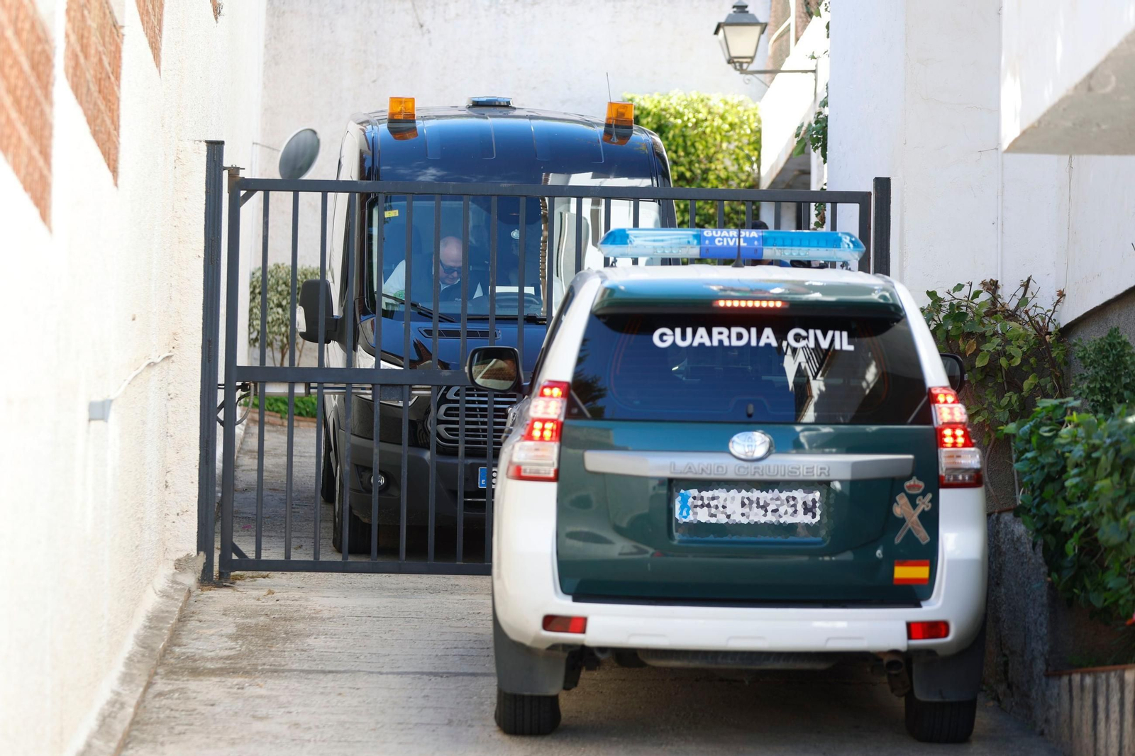 La Guardia Civil junto a un vehículo del servicio funerario, en el lugar de los hechos.