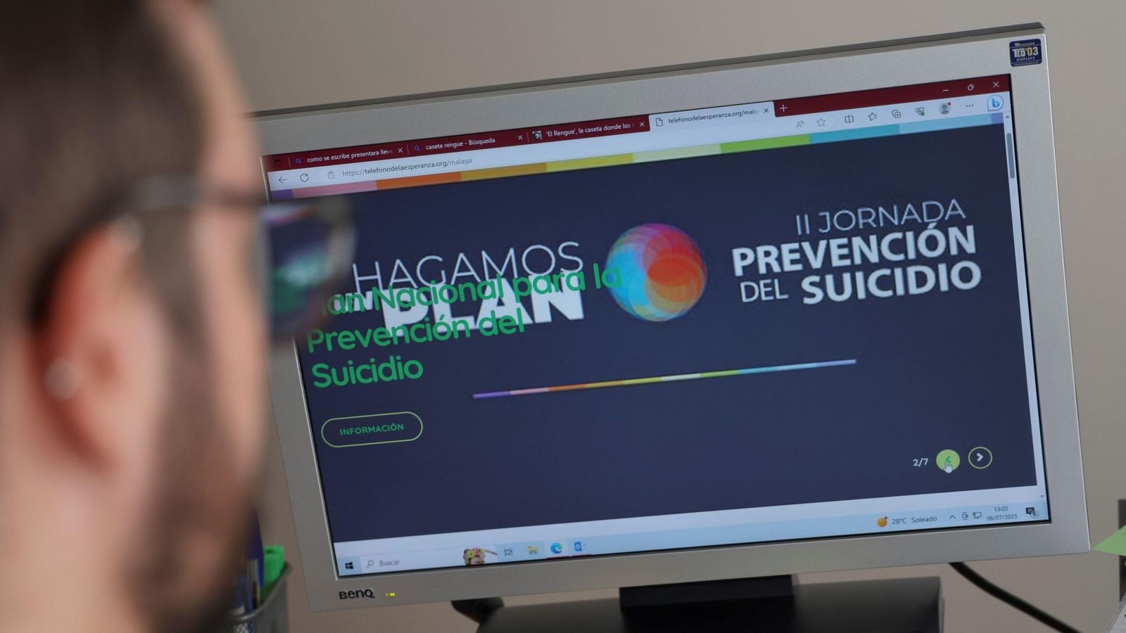 Un voluntario del Chat de la Esperanza.