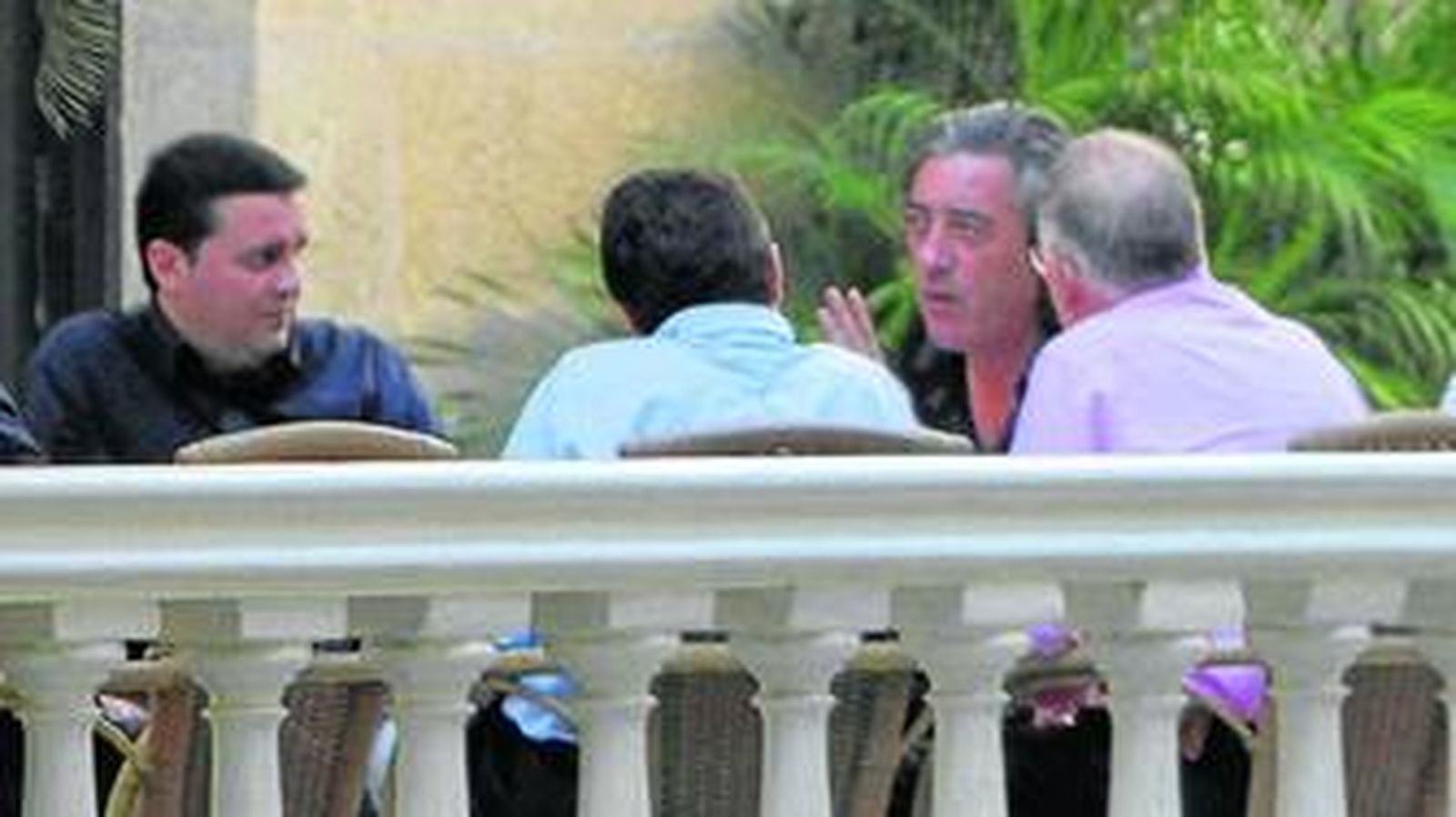 El secretario general del PP, Javier Aureliano García, el presidente Gabriel Amat y el abogado de Juan Enciso en una cafetería de la capital.