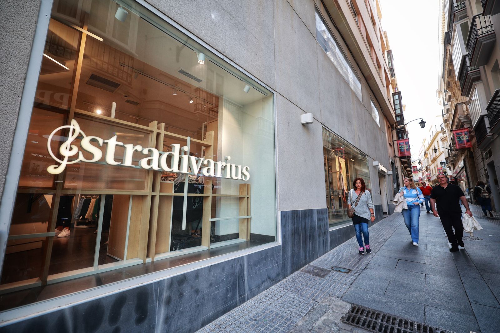El escaparate del local que hasta el 15 de julio ocupará Stradivarius en la calle Novena de Cádiz.
