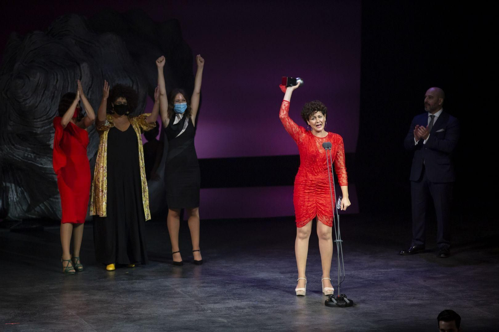 Ana López Segovia, junto al resto de ‘Niñas de Cádiz’, en el momento de recoger el premio Max por la obra ‘El viento es salvaje’.