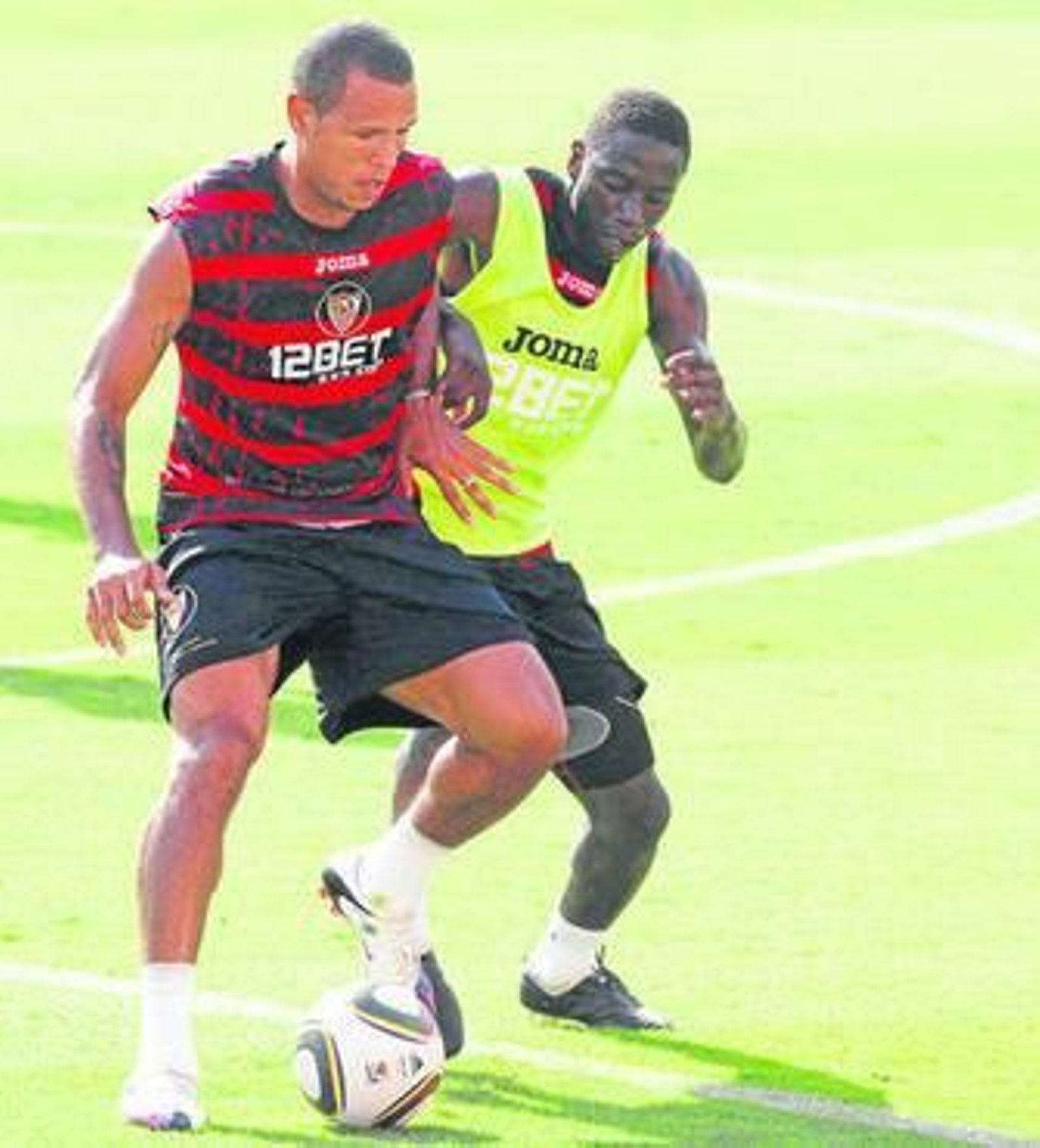 Luis Fabiano aguanta la entrada de Dabo en el entrenamiento de ayer.