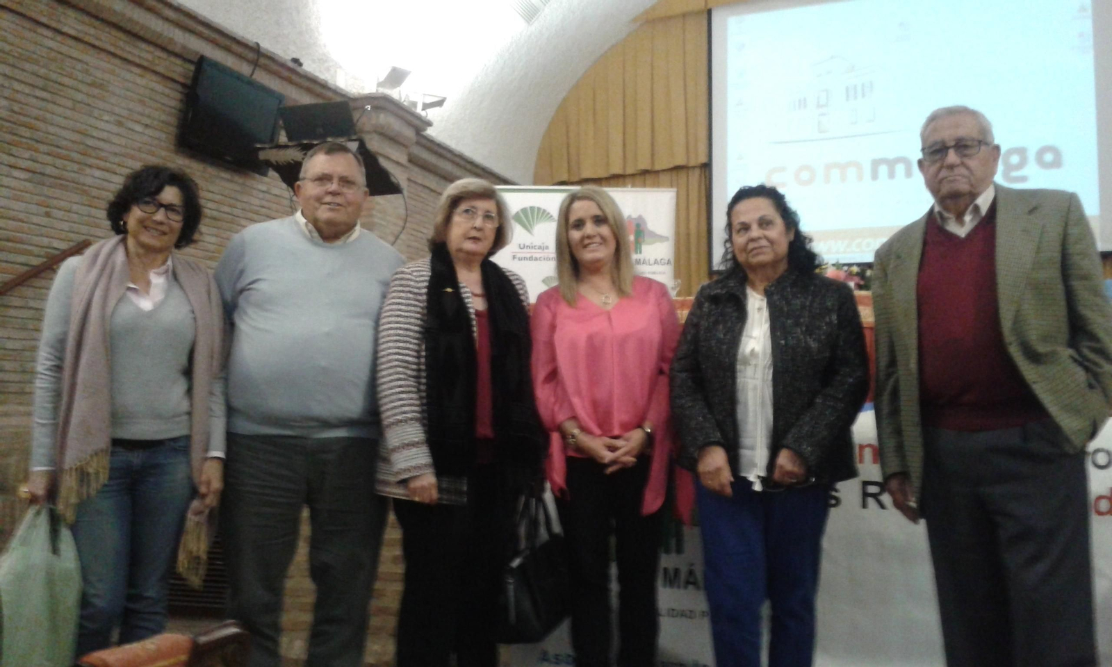 La presidenta de Alcer (centro) con responsables sanitarios y autonómicos en el acto de los 40 años de la asociación.