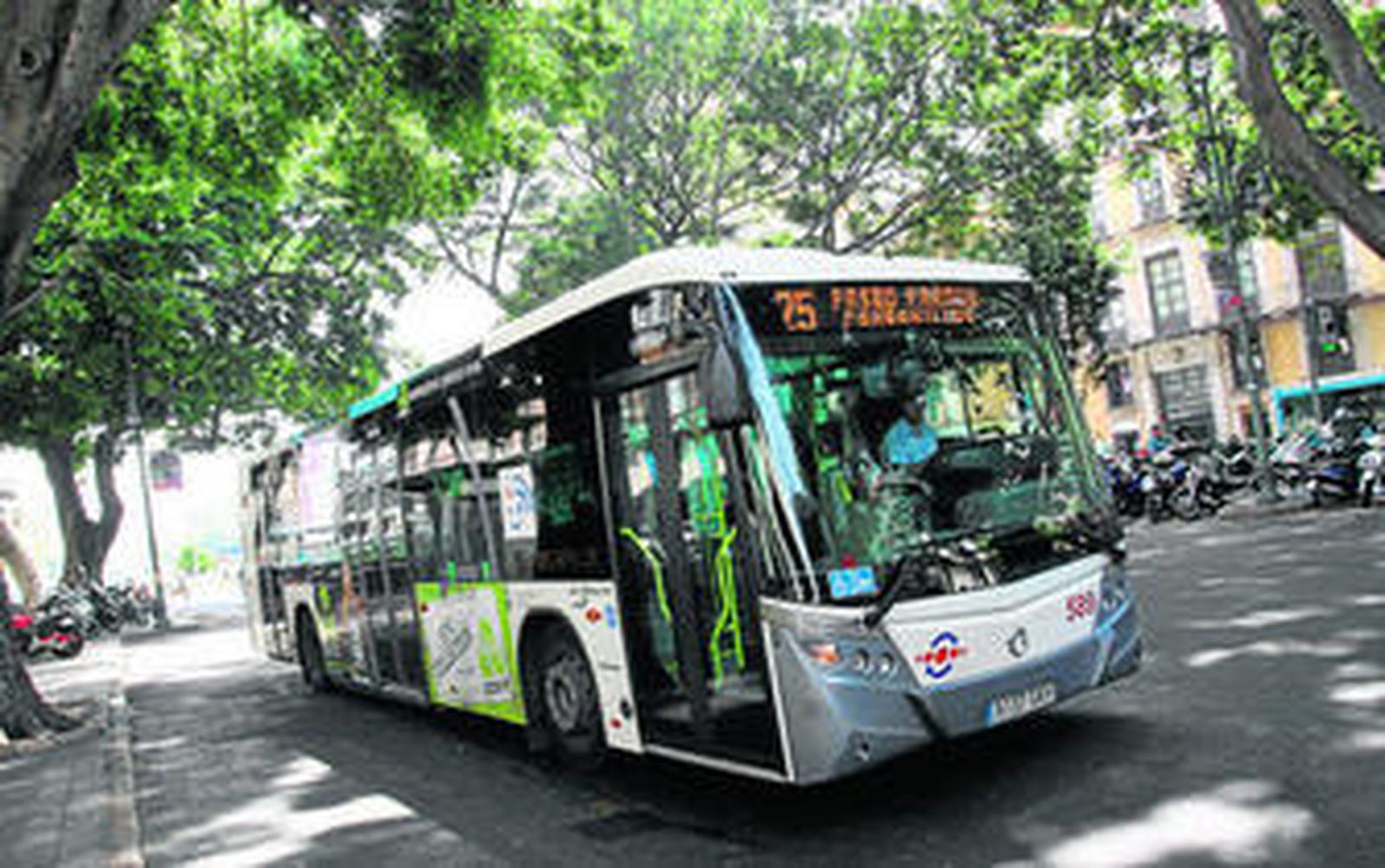 Un autobús de la línea 25 de la EMT hacia Campanillas.