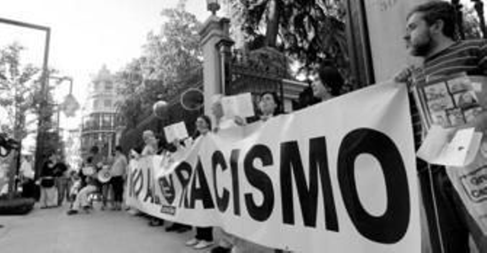 Miembros de SOS Racismo, ayer ante la Delegación del Gobierno en Granada.