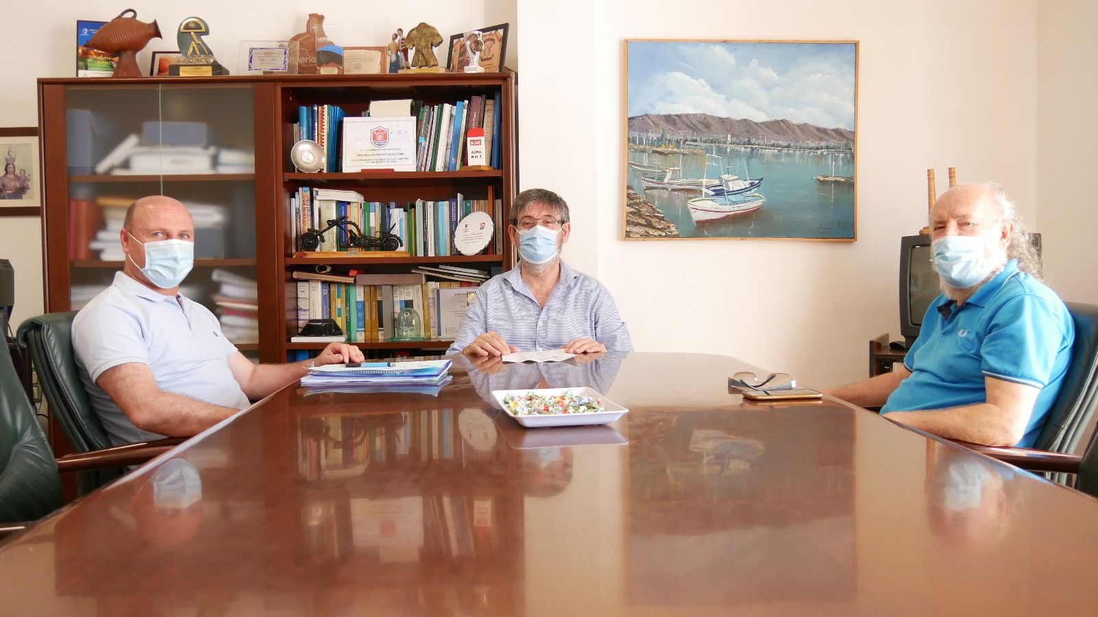 Directivos del Adra con el alcalde de la localidad, Manuel Cortés