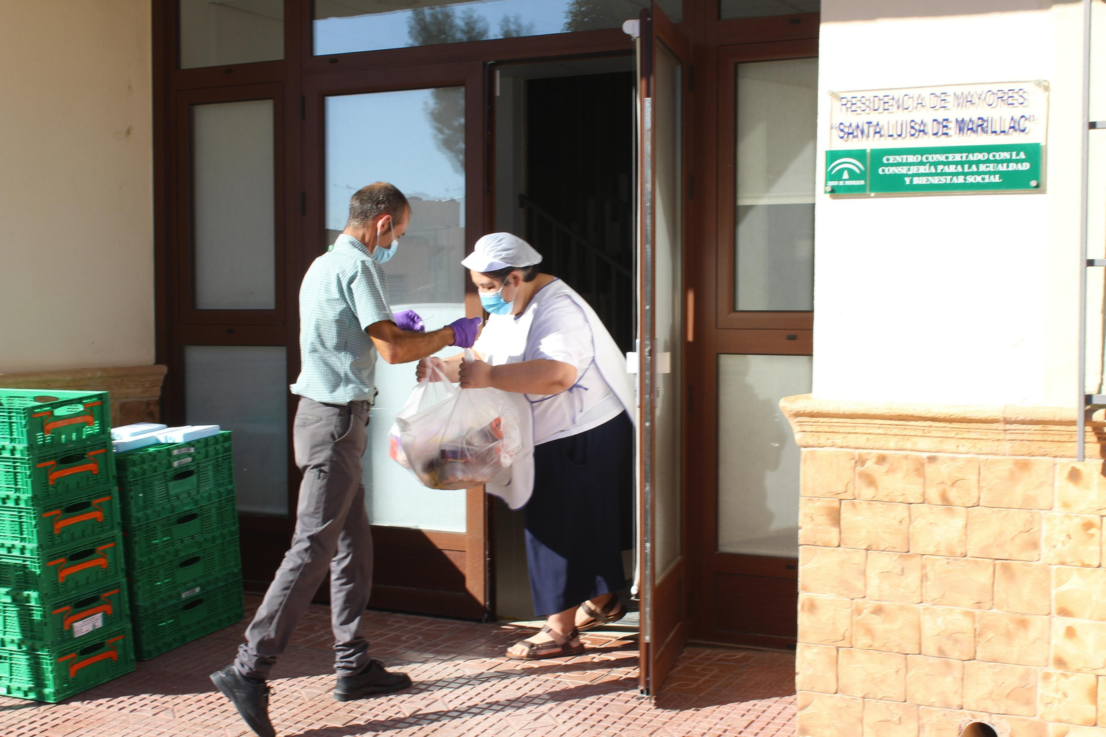 El repartidor de Mercadona hace entrega de los alimentos en la Residencia de Mayores Santa Luisa de Marillac en Cuevas.