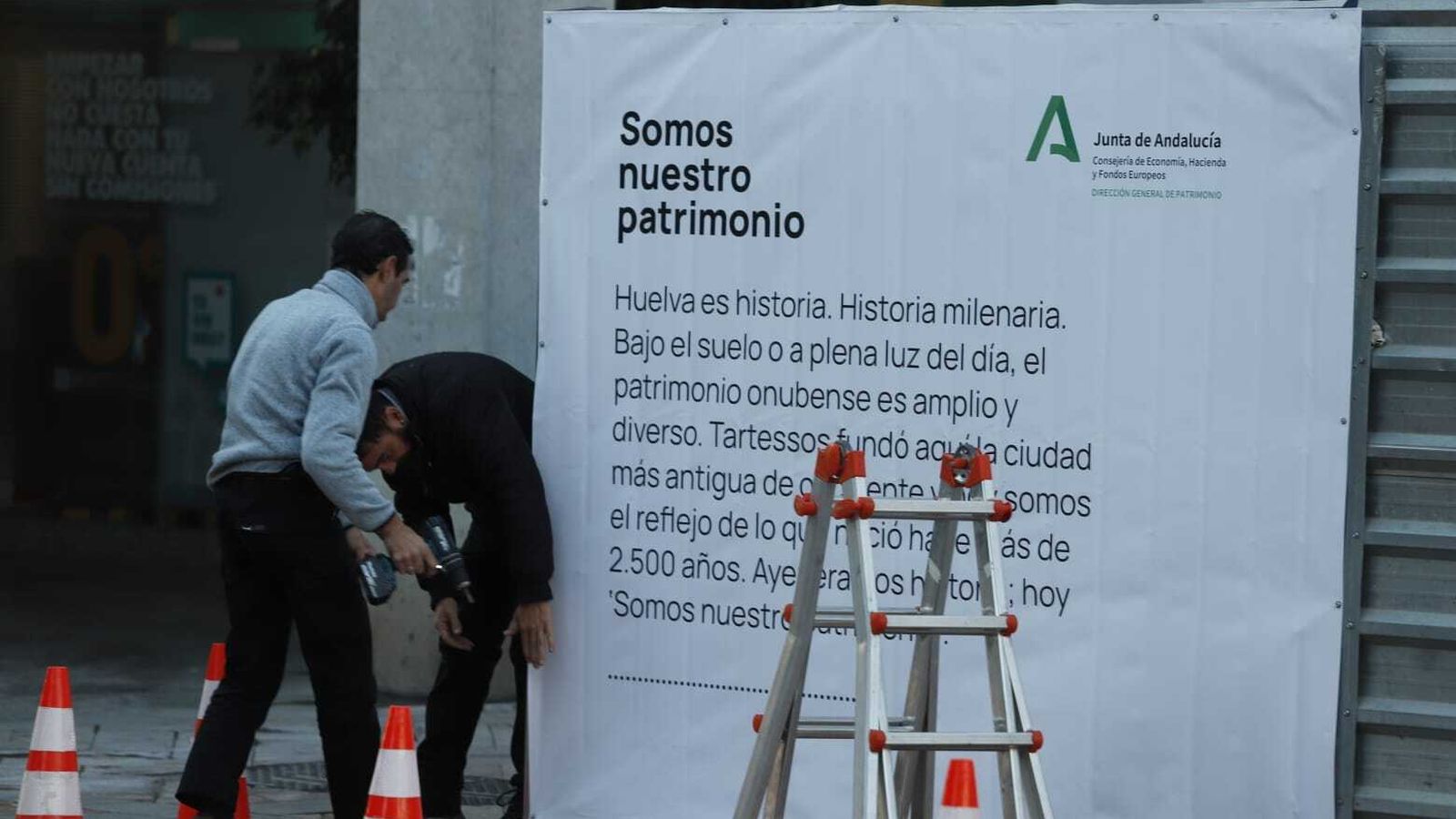Cartel alusivo a los restos hallados en el antiguo edificio de Hacienda