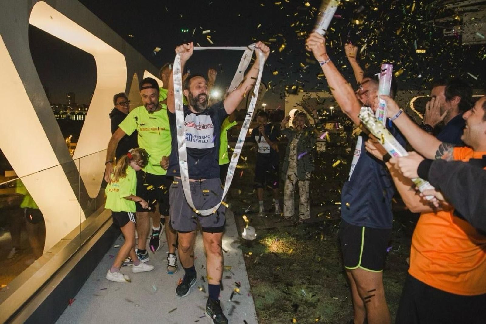 Juan Luis Muñoz Escassi, impulsor del ‘#RetoPichón’ tras completar el maratón sobre el edificio Oxxeo.